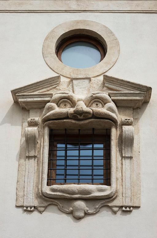 courtneynicholas.com