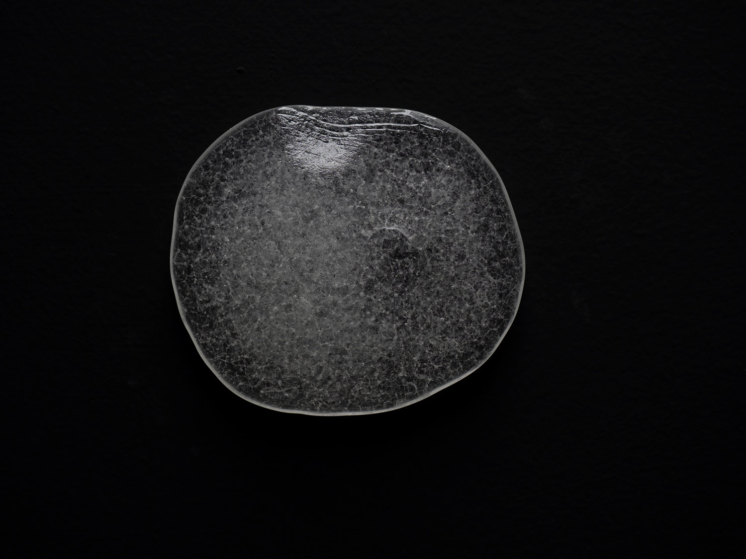 2021, Il Respiro della Materia, “O”, vetro fuso a cera persa inciso e molato, cm 10x8x2 Photo credit: Valentina Giola