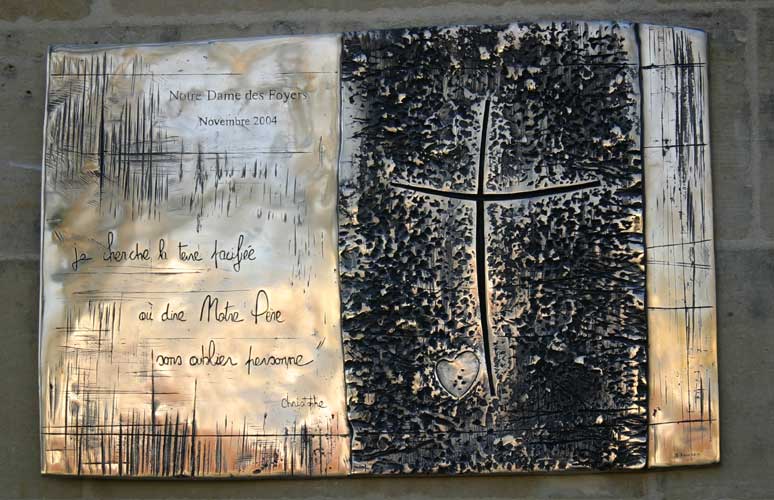 Plaque de bronze en hommage aux moines de Tibhirine