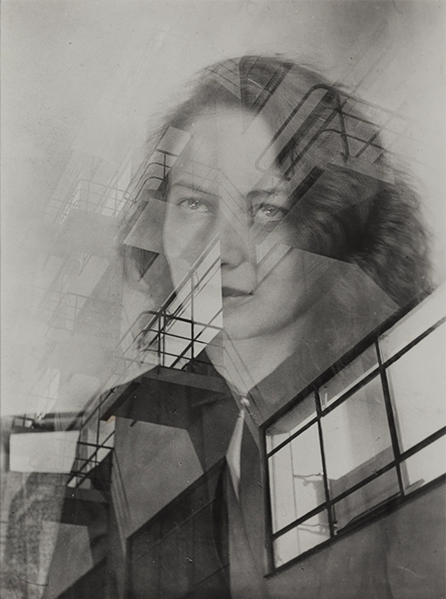 &copy; Photographie de Lucia Moholy, 1930 : b&acirc;timent du Bauhaus et portrait d&rsquo;Otti Berger,  ancienne &eacute;l&egrave;ve du Bauhaus, artiste textile d&rsquo;avant-garde, assassin&eacute;e &agrave; Auschwitz en 1944  