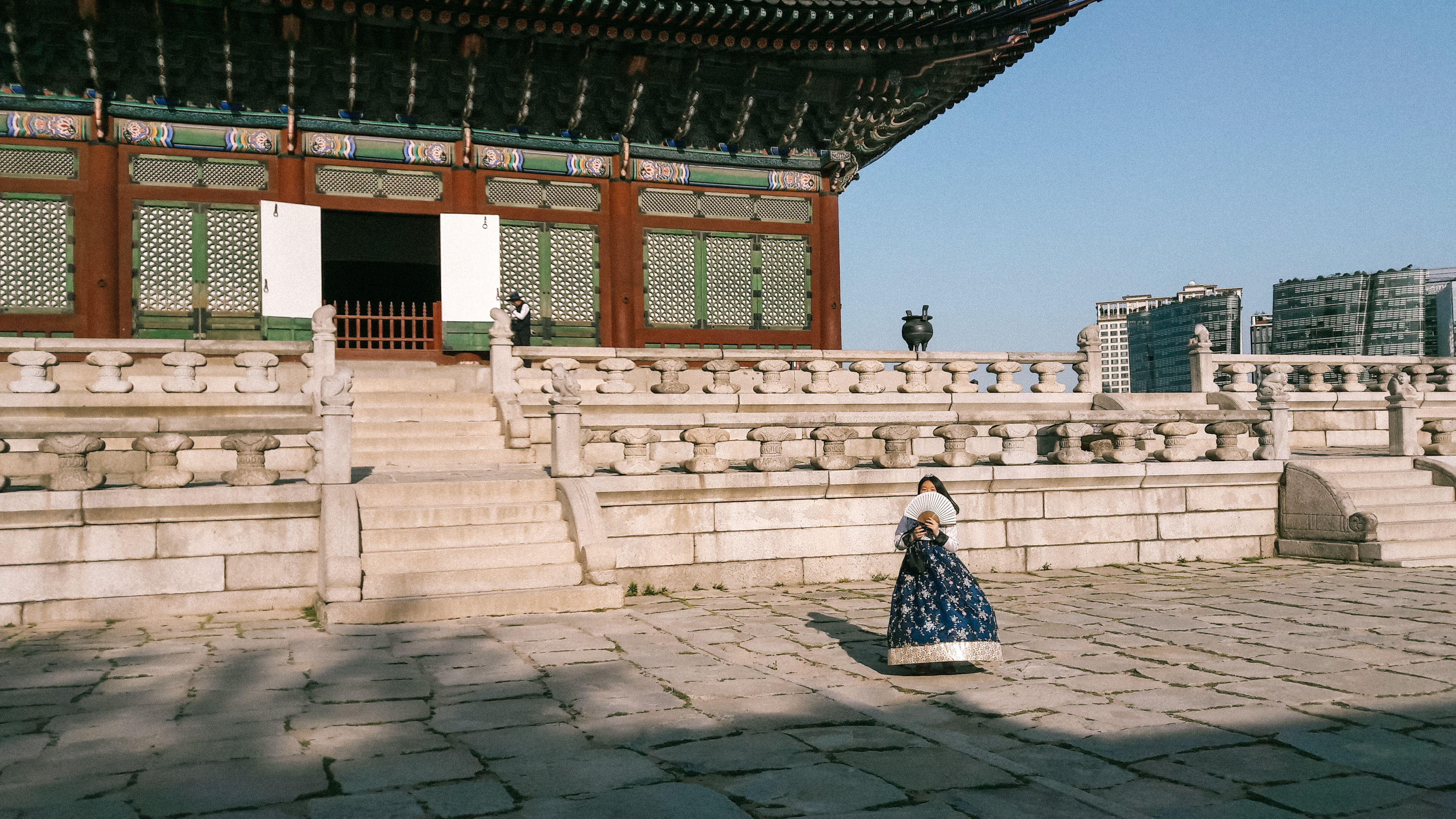 A Korean girl standing in front of the Gyeongbokgung Palace