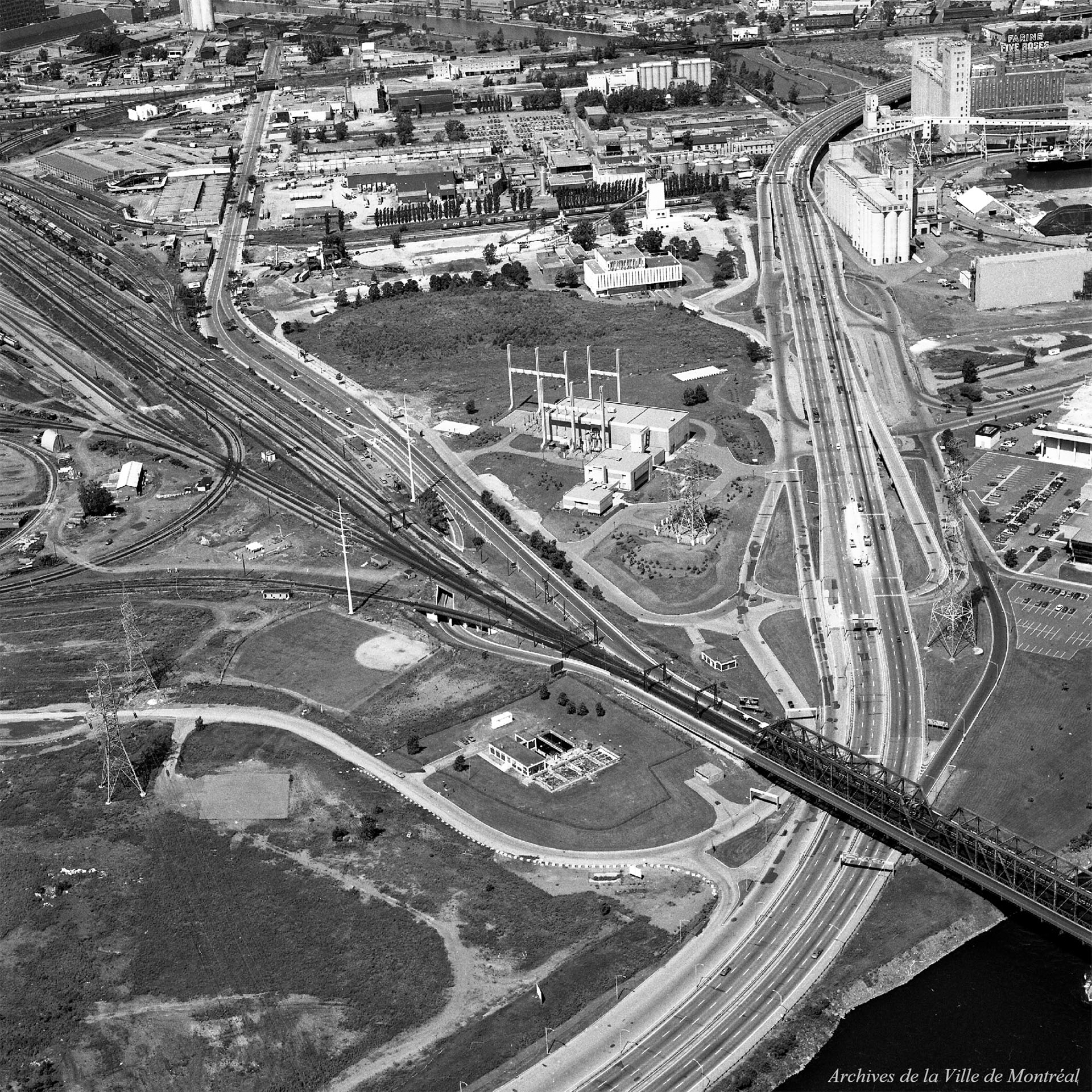 Aerial View of the Goose Village/Vue aérienne du Village-aux-Oies, 1992, Les Archives de la Ville de Montréal, VM94-B260-089,