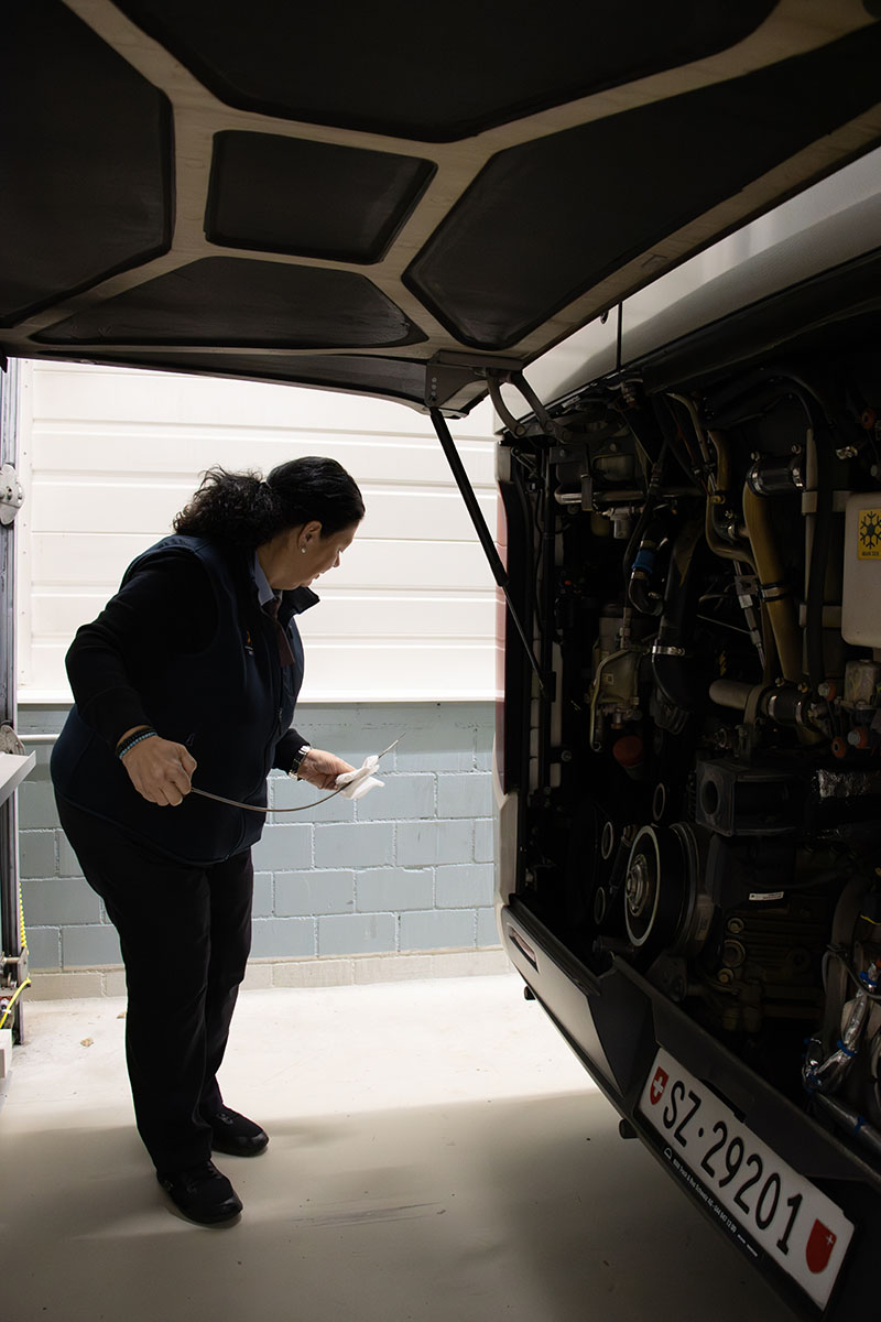 Ein pr&uuml;fender Blick ins Herz des Busses.
