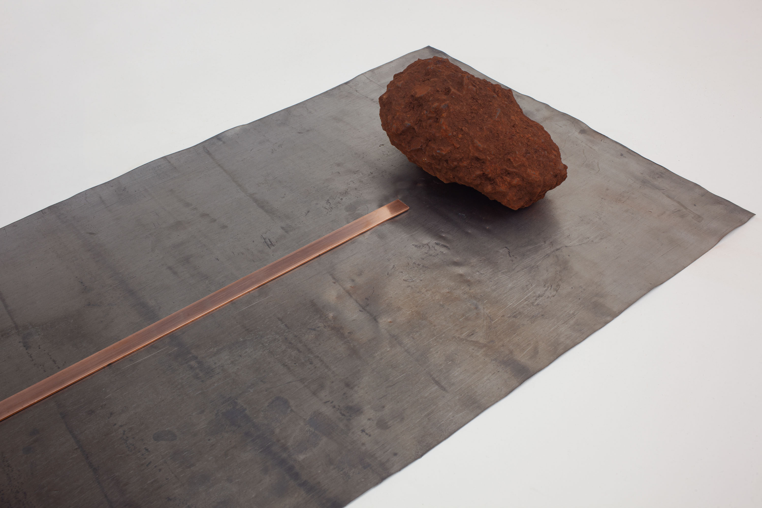 LUNAÇÕESChumbo, cobre, pedras de minério de ferro. 195 x 98 x 9 cm. 2023