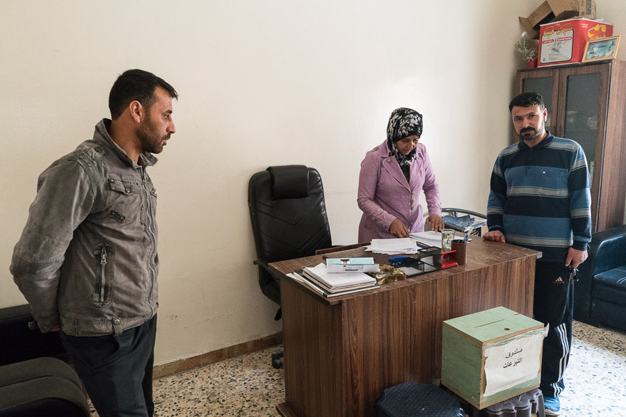 Manbidj, Syrie du Nord, avril 2018. Nazifa al Osman, turkm&egrave;ne, est la co-pr&eacute;sidente du district de Bared, elle s'occupe des services publics (&eacute;lectricit&eacute;, mazout...).