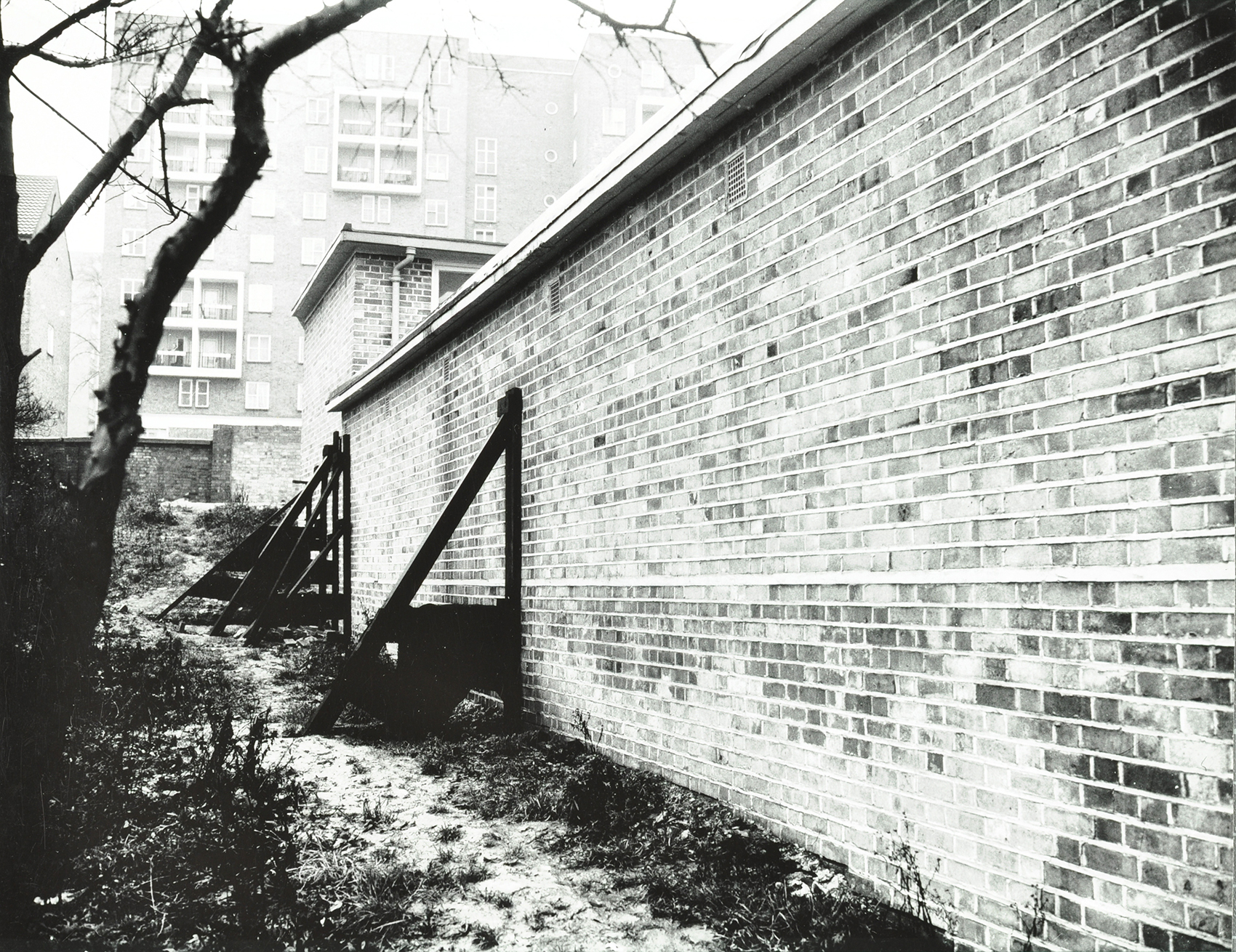 (46) Hilgrove railway subsidence crack and props, 1961