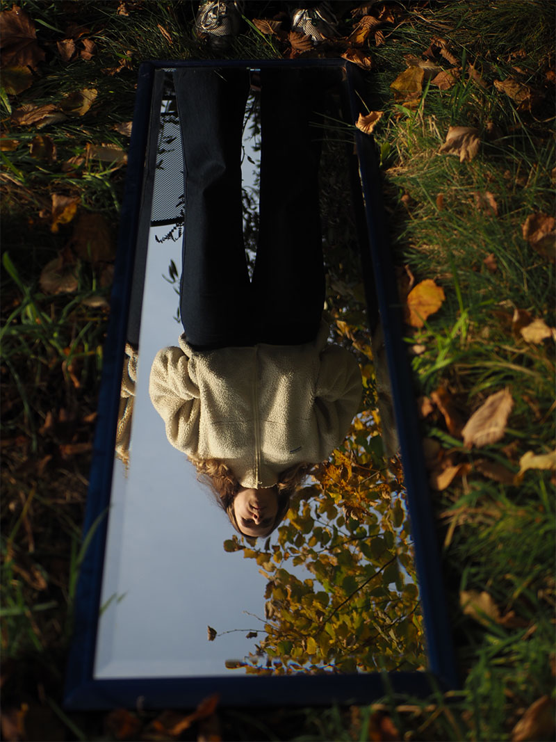 Protagonistin 2 stellt sich ihrem Spiegelbild. Die Welt steht Kopf.