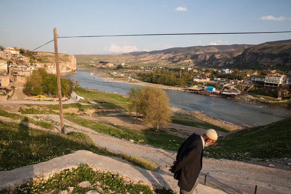 Hasankeyf, 2017. Le village de Hasankeyf, fief de princes kurdes, conservait les traces de milliers d'ann&eacute;es d'histoire. Une partie importante du patrimoine historique de la ville a &eacute;t&eacute; noy&eacute; sous les eaux en 2020, &agrave; l'ouverture du barrage d'Ilisiu. L'Etat turc utilise les barrages comme outil de contr&ocirc;le du territoire, pour bloquer les mouvements de la r&eacute;sistance kurde, forcer &agrave; l'exil les habitant.e.s des villages et contr&ocirc;ler le d&eacute;bit d'eau des fleuves.