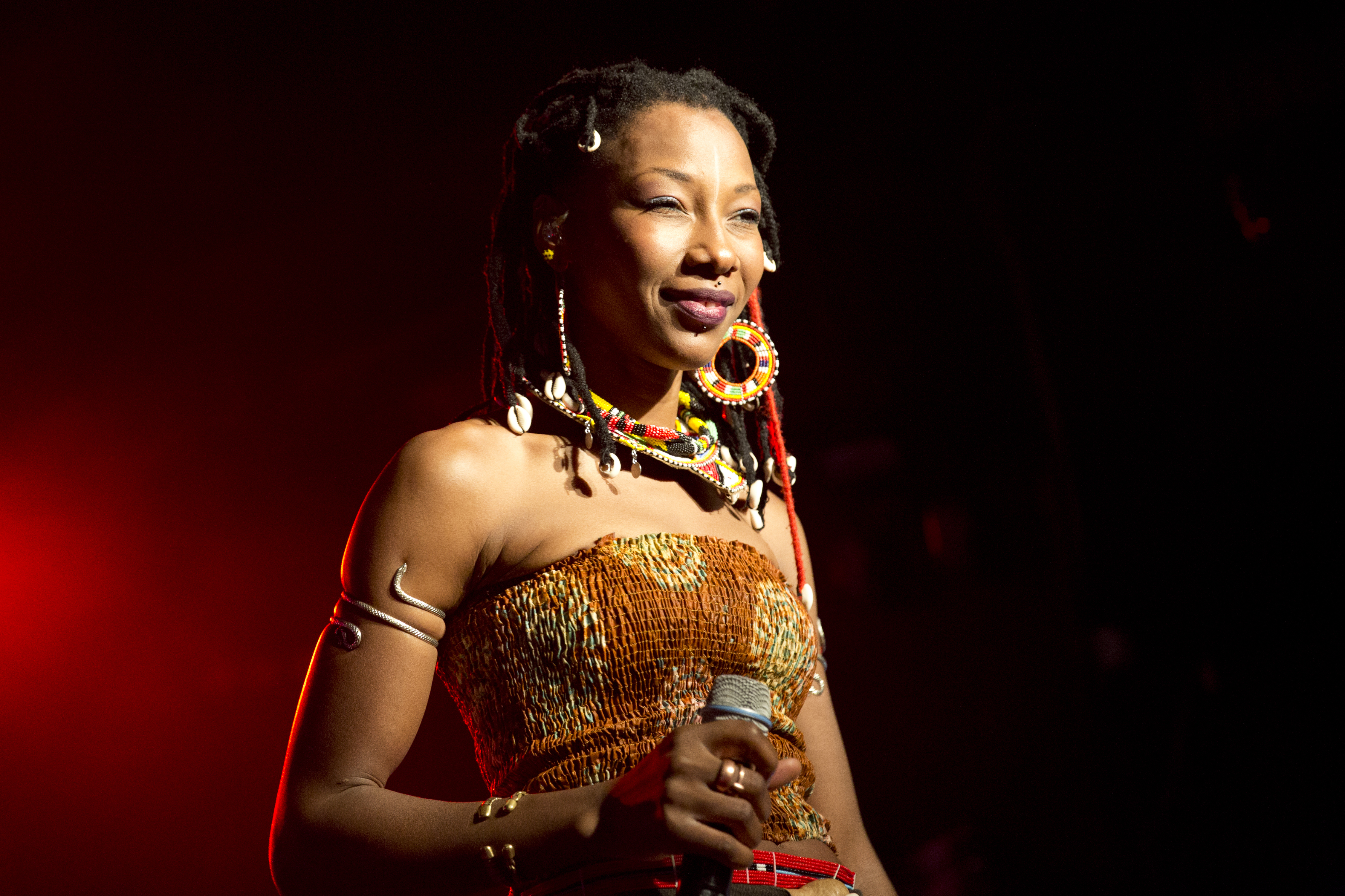 Professzionális koncert portré fotózás afrikai énekesnőről