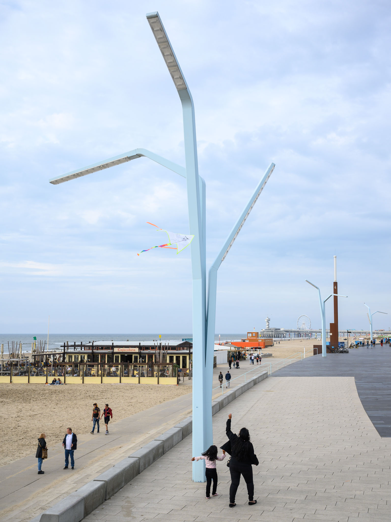 Lantern designed by Manuel de Solà-Morales (1939-2012) as part of his redesign of the Southern boulevard.