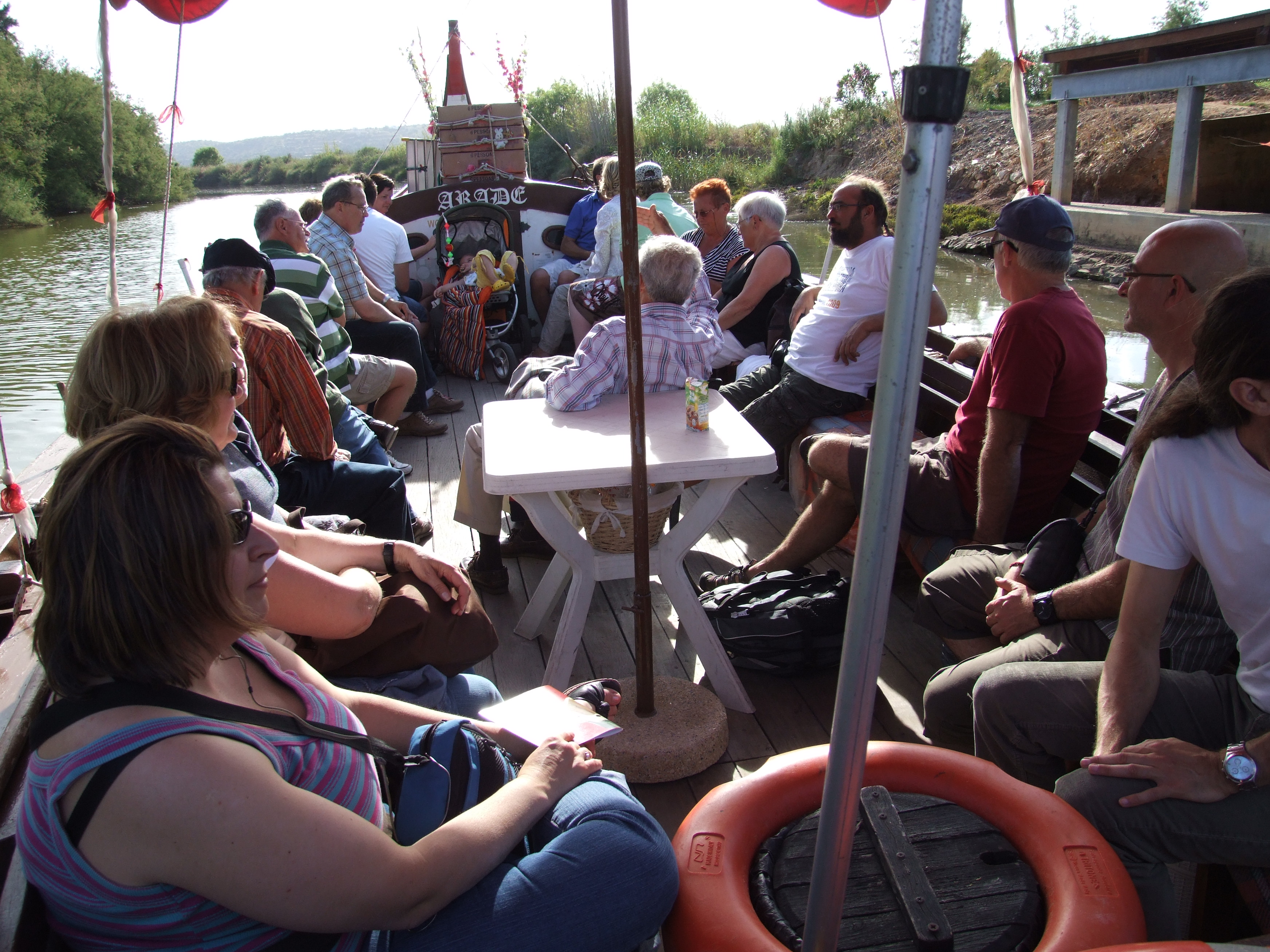 Boat ride through the Arade River with the participants