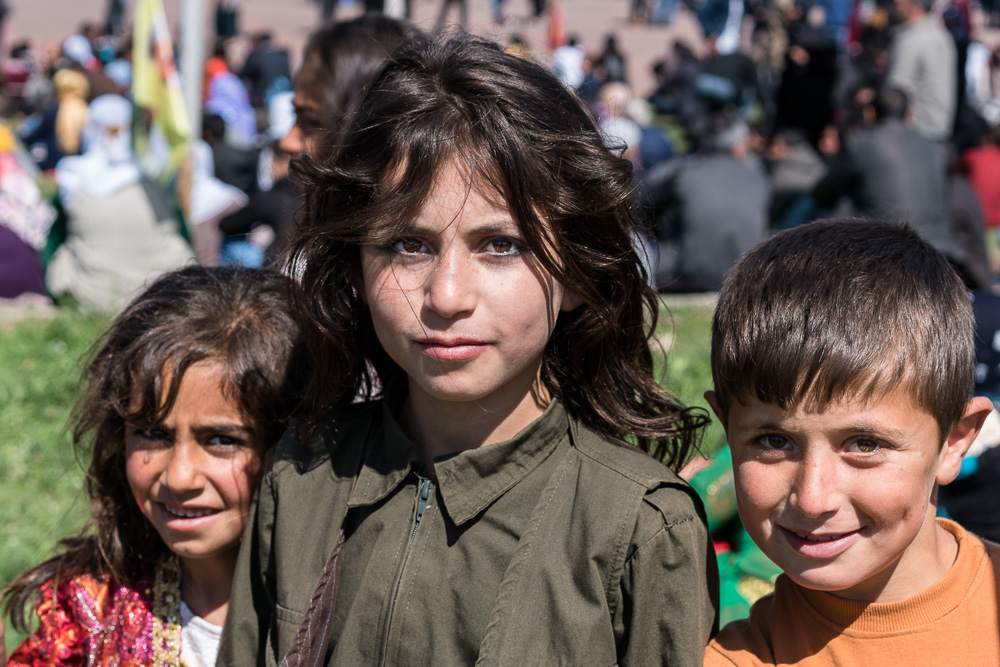 Diyarbakir (Amed), F&ecirc;te du Newroz 2015. Cette ann&eacute;e, la f&ecirc;te de Newroz qui marque le nouvel an kurde, symbole de renaissance et de r&eacute;sistance pour ce peuple, se d&eacute;roule dans un contexte particuli&egrave;rement tendu. Depuis d&eacute;cembre 2015, l'&eacute;tait turc assi&egrave;ge et bombarde des quartiers entiers de villes kurdes, o&ugrave; populatins civiles comme militants sont indistinctement massacr&eacute;s, et soumet l'ensemble de la population kurde &agrave; un violente r&eacute;pression. D'un autre c&ocirc;t&eacute;, la peur d'un attentat suicide de daesh est dans toutes les t&ecirc;tes. Malgr&eacute; tout, m&ecirc;me si ils sont moins nombreux que les ann&eacute;es pass&eacute;es, les Kurdes se rejoignent &agrave; Amed, capitale du Kurdistan, pour f&ecirc;ter Newroz et c&eacute;l&eacute;brer leur r&eacute;sistance.