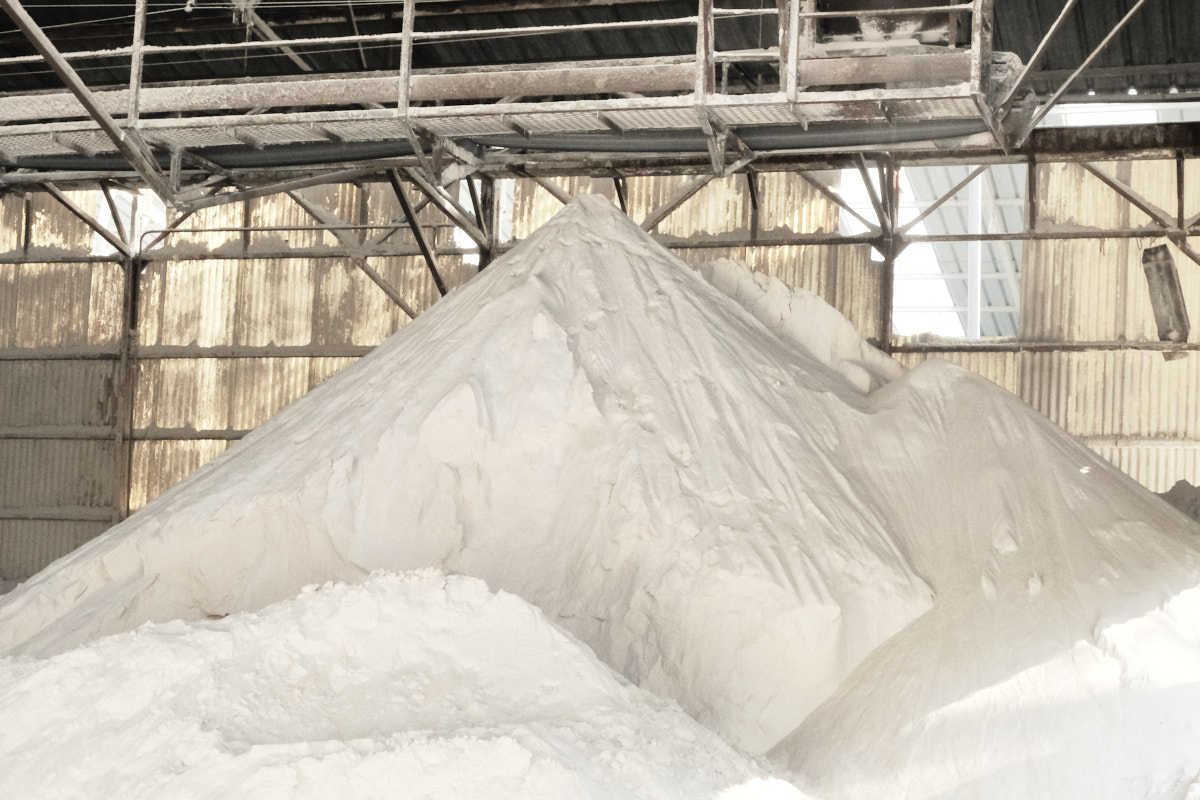 Le gypse prêt à cuire est stocké à l'entrée des fours. 