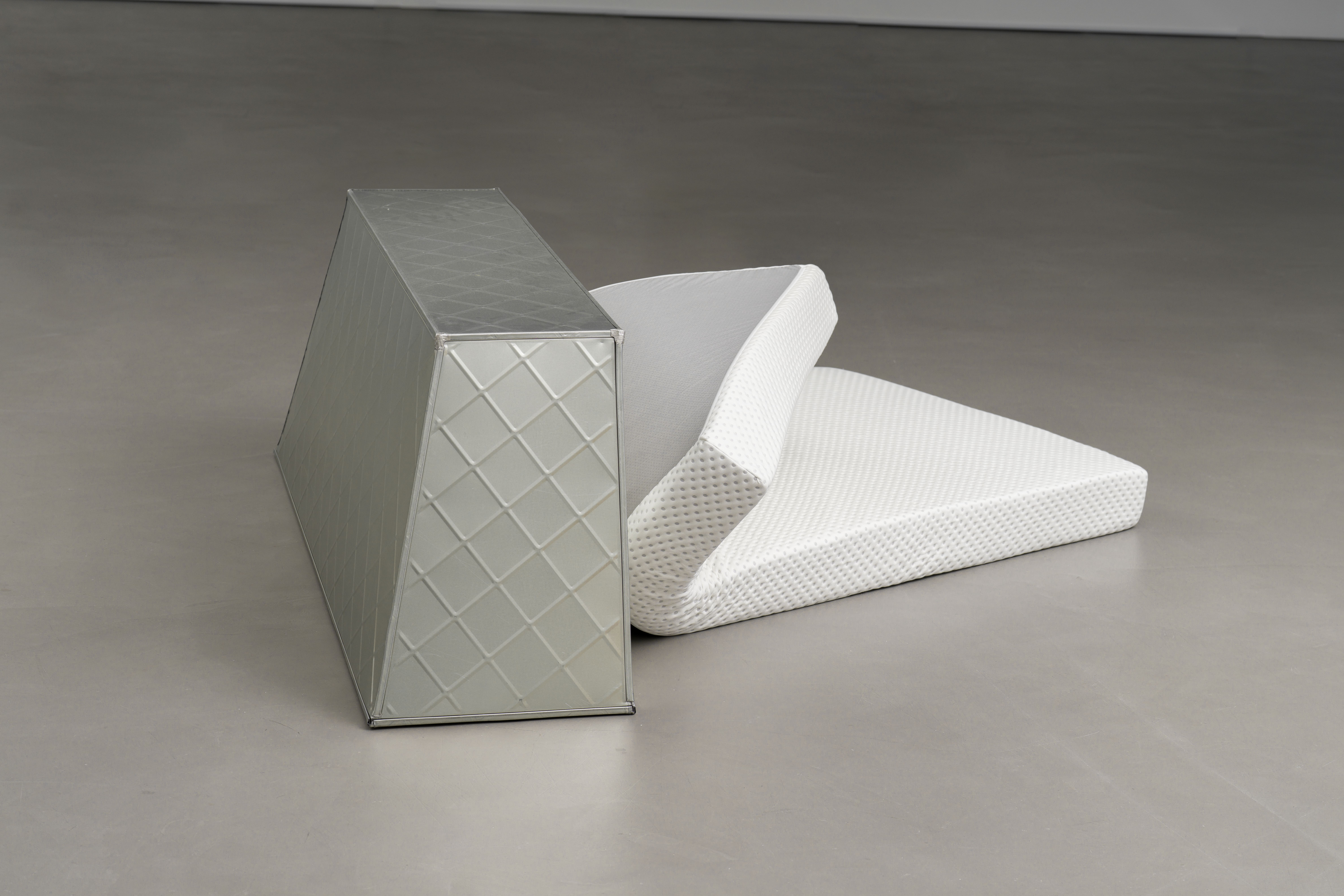 함석 닥트, 2025, 함석, 180 × 50 × 70 cm 