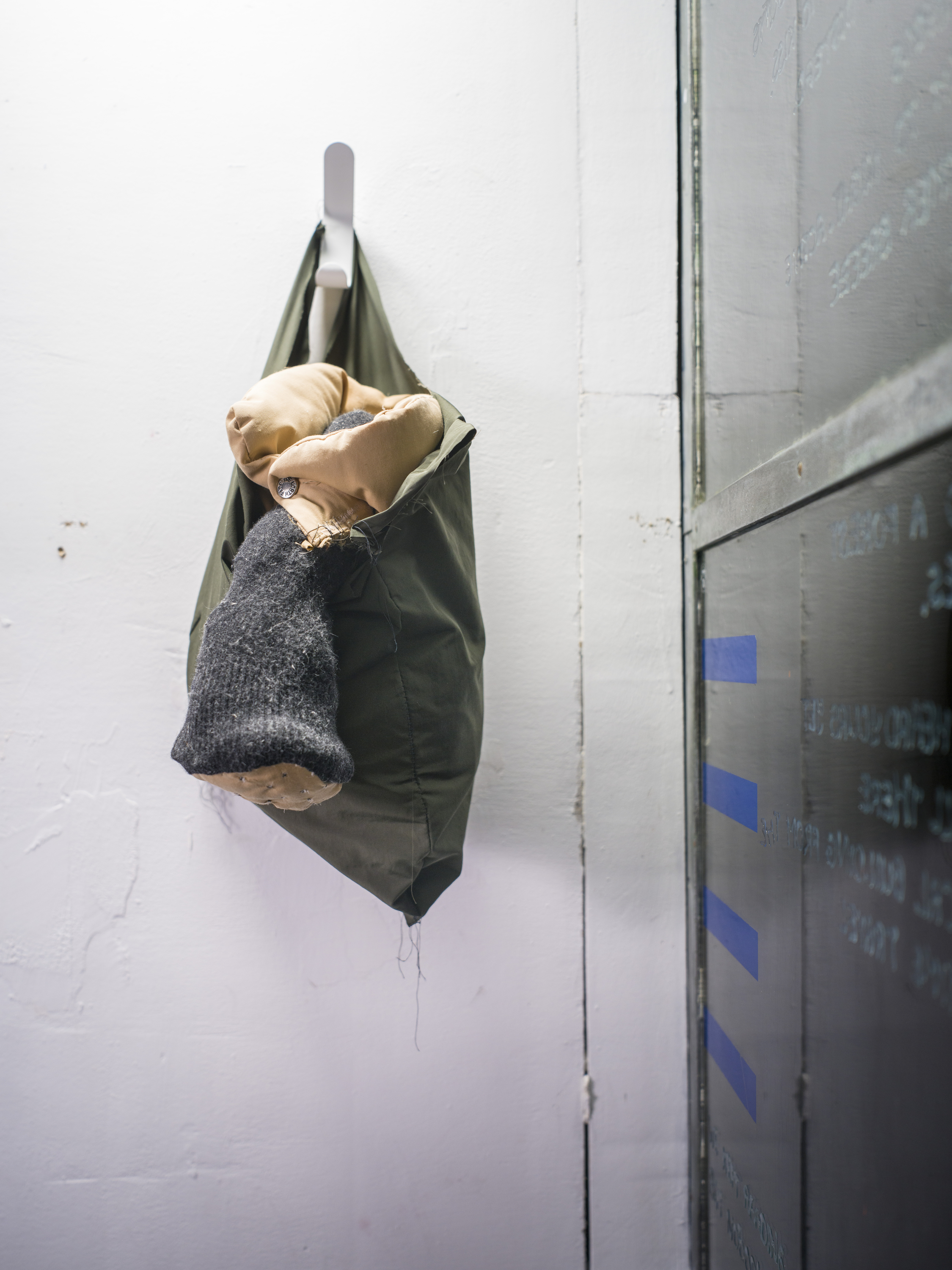 Buchstaben aus transparenter Fensterfarbe, Daunenjacke und Wollpullovers, Sound