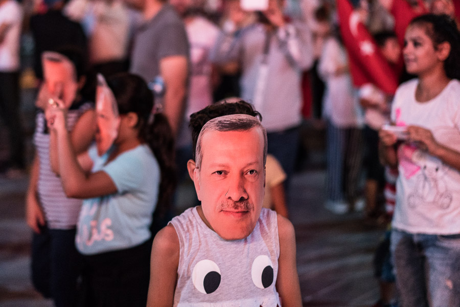 Deux semaines apr&egrave;s le coup d'&Eacute;tat avort&eacute; en Turquie, rassemblement pro akp place Taksim