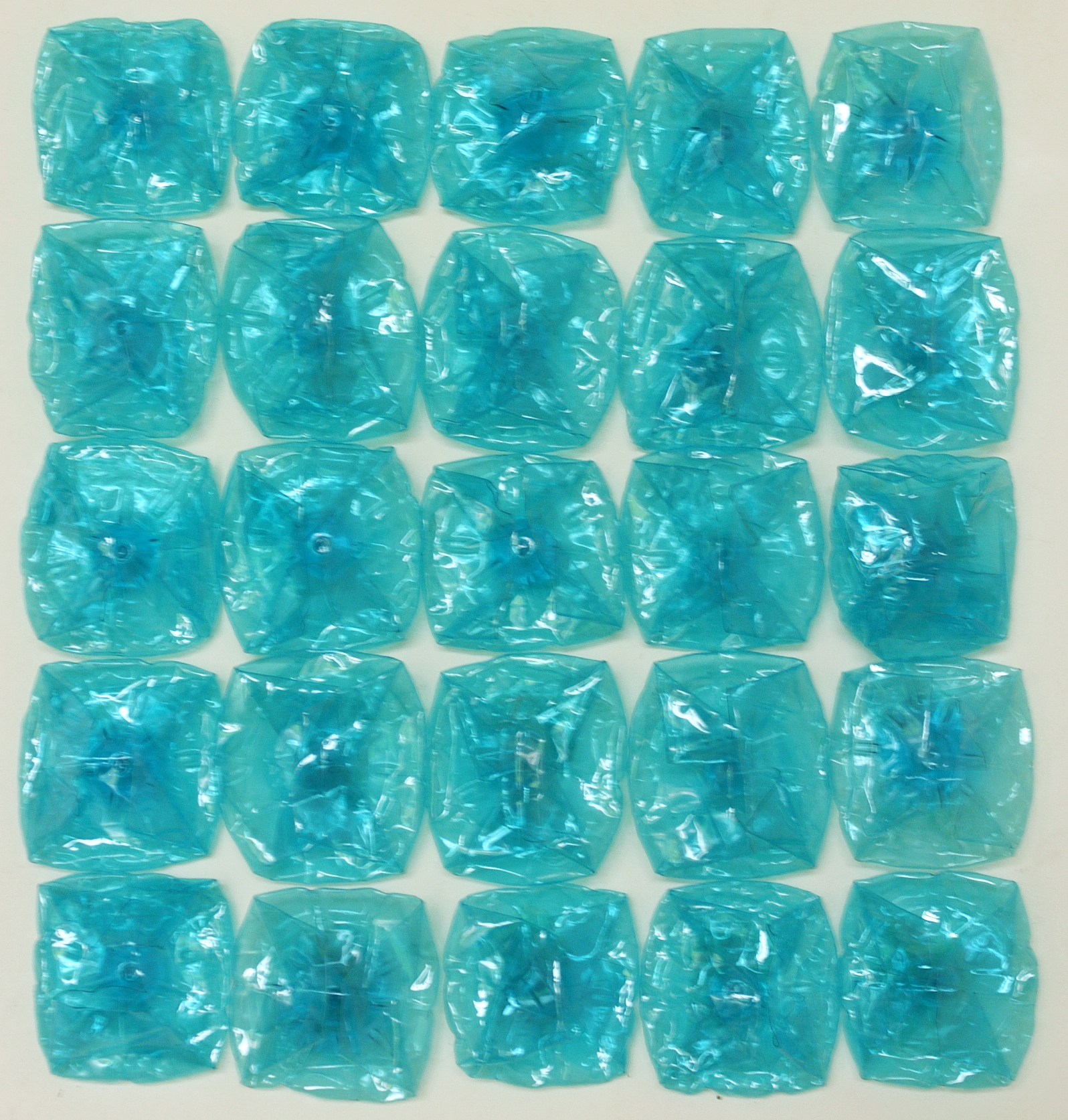 Sans titre, plastique de bouteille bleue d&eacute;coup&eacute;, 50x50 cm