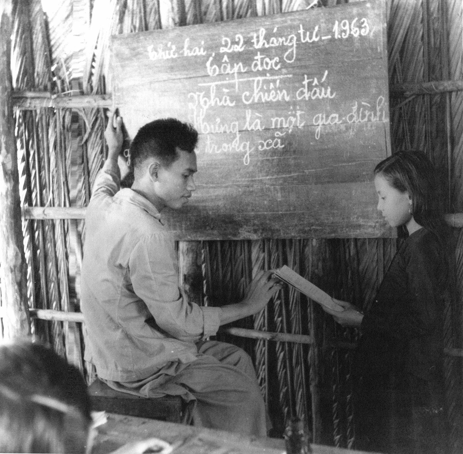 © Võ An KhánhL’enseignant Tam Thanh, paralysé des deux jambes depuis l’enfance, mais déterminé à puiser dans sa force pour instruire les enfants du village,Non datée, réimpression 2022courtesy Dogma Collection