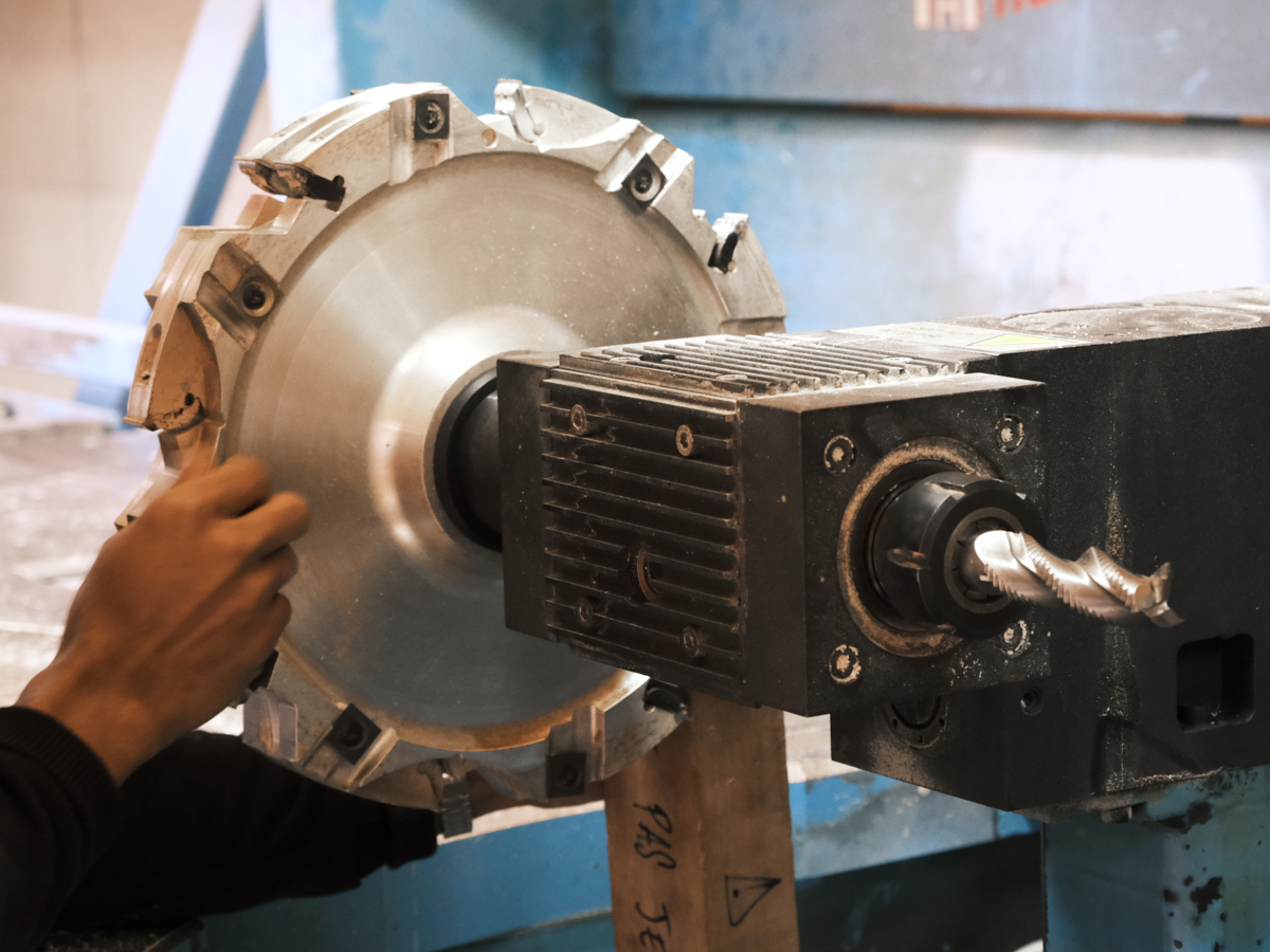 Un porte-outil est muni de plaquettes coupantes.