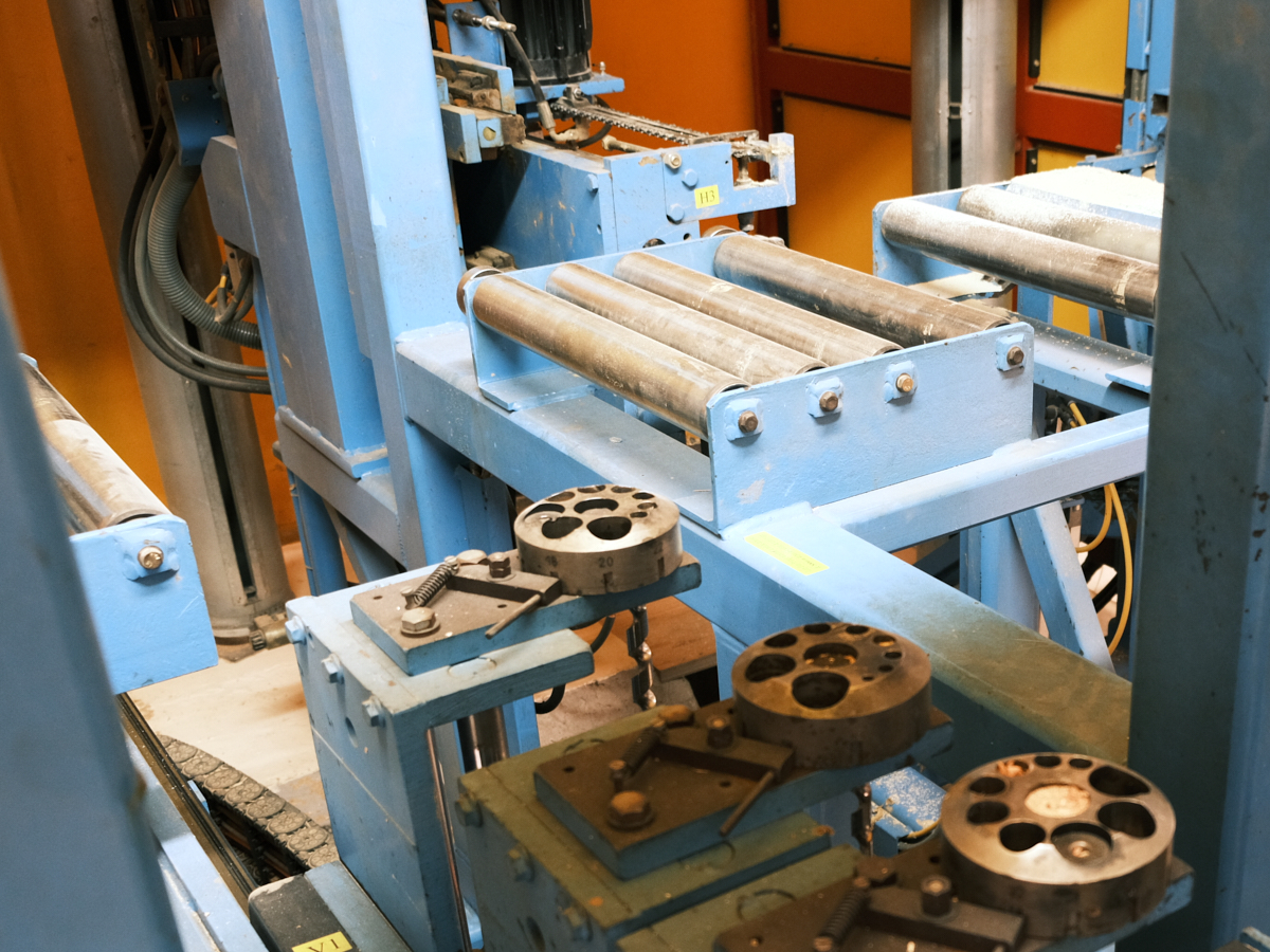 Elle peut être ensuite percée et tronçonnée, verticalement et horizontalement. 