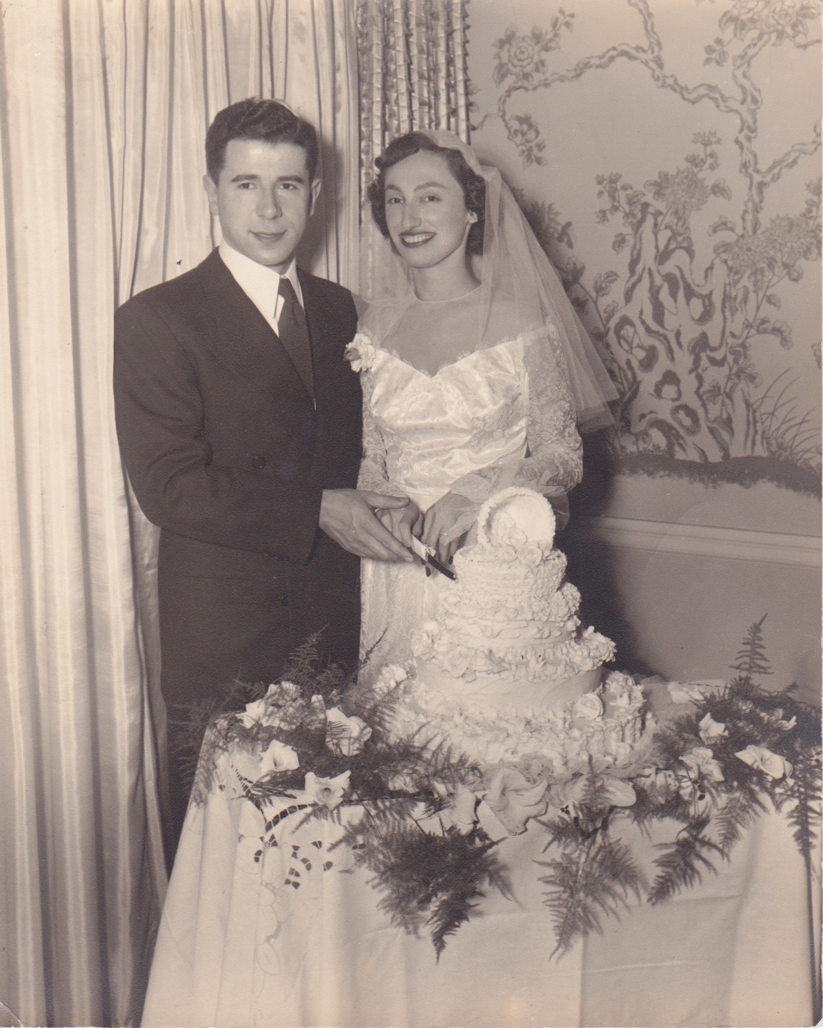 Bert and Esther, cutting the cake.
