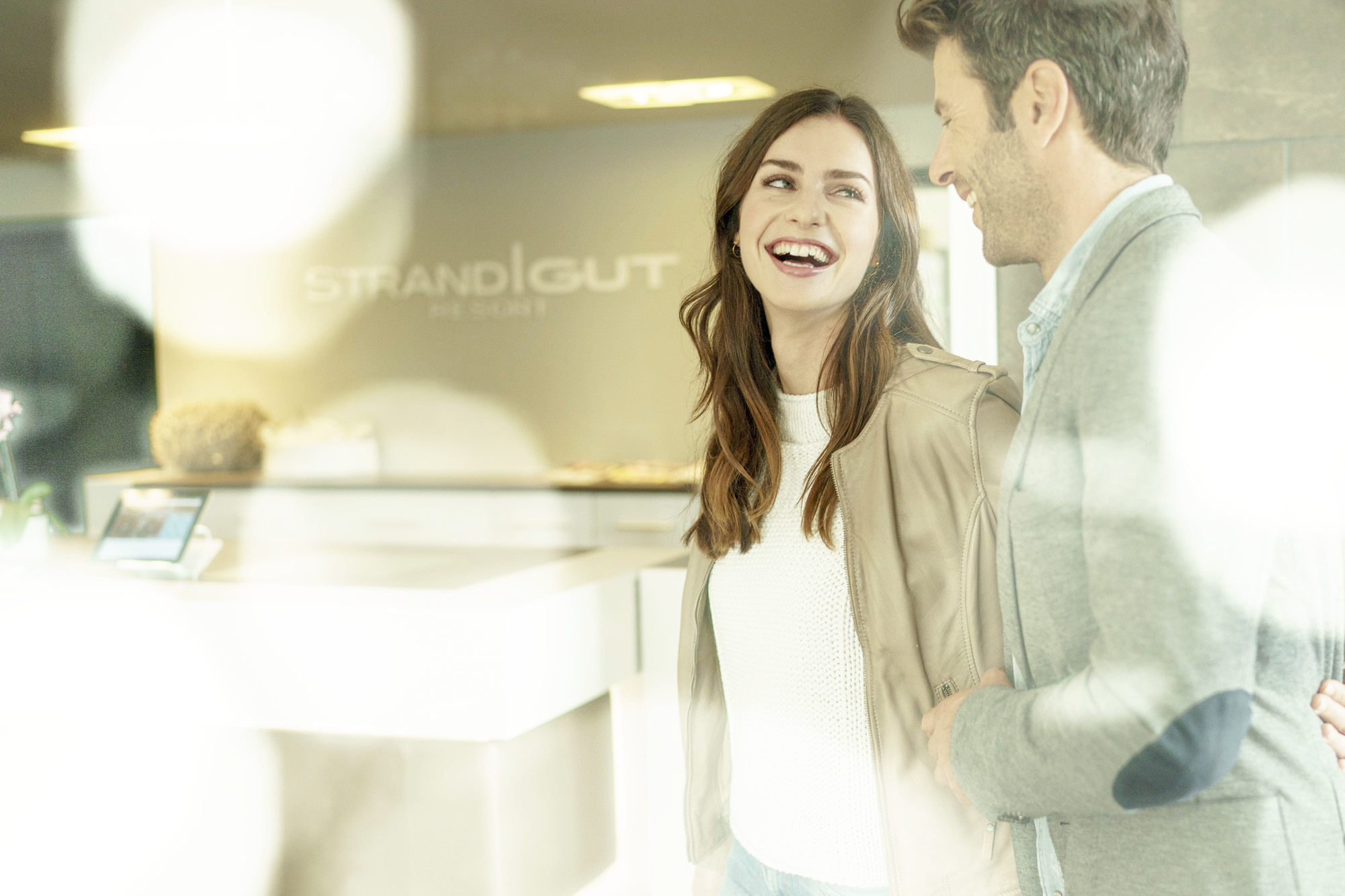 Ein junges Paar in der Lobby vom Strandgut Hotel in Sankt Peter Ording.