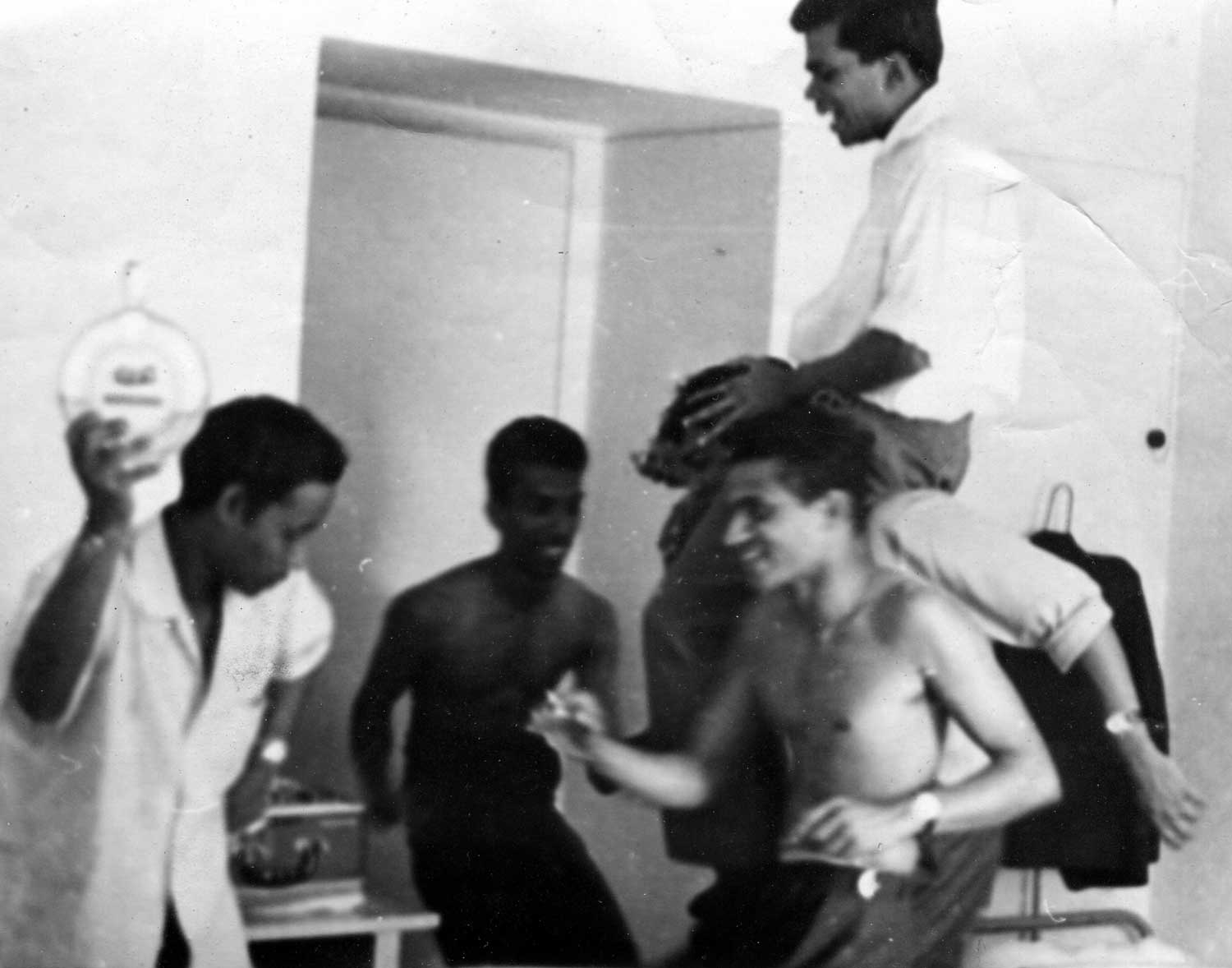 Piyasiri Gunaratna with other members of the Union of Indonesian Students in Prague, the 1960s. / Piyasiri Gunaratna az Indonéz Hallgatók Szövetségének tagjaival Prágában az 1960-as évek elején.