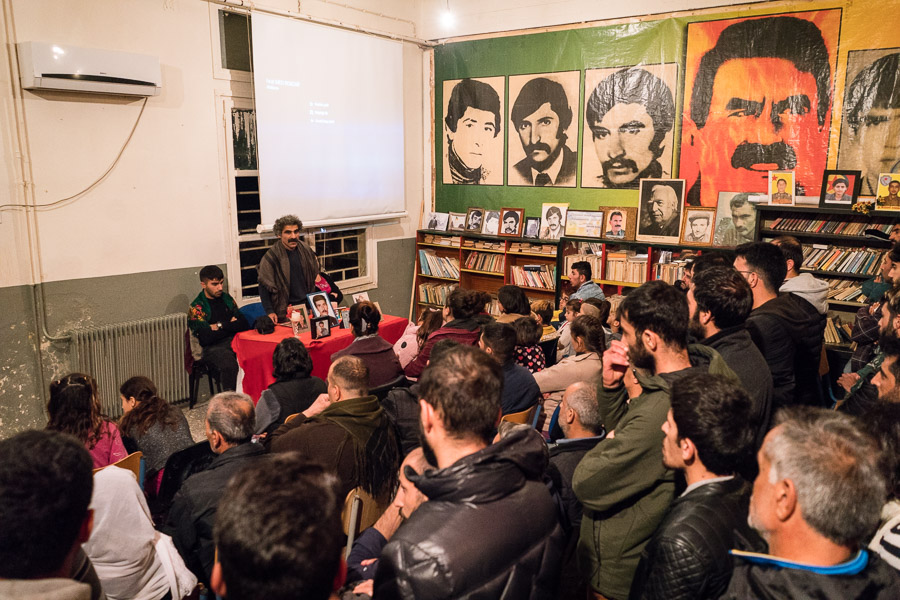 Hommage aux victimes de Roboski. La vie du camp est rythm&eacute;e par les comm&eacute;morations et les c&eacute;l&eacute;brations li&eacute;es au Kurdistan.