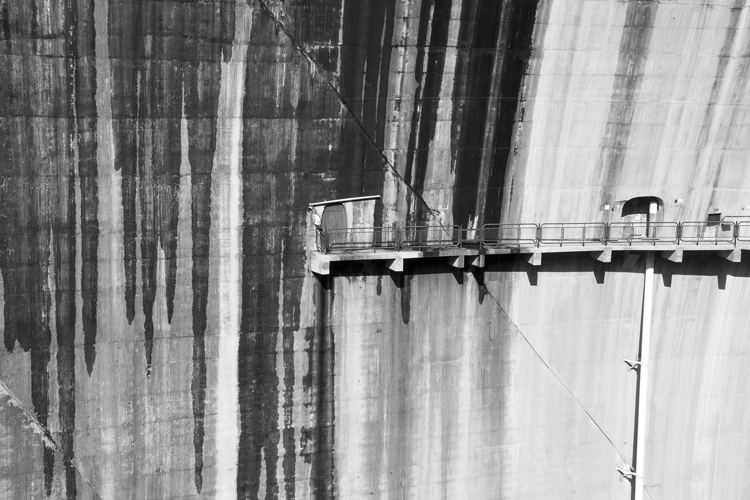 carina martins, hub-structures - fotografia a preto e branco de parede de barragem com manchas de humidad
