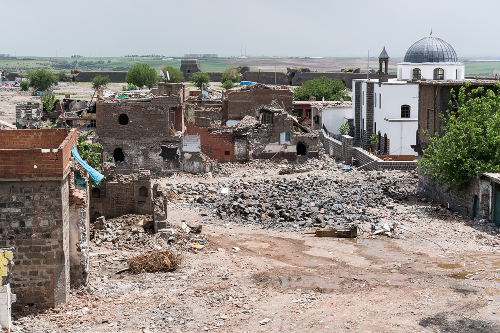 Diyarbakir, Sur. Mai 2017. Un an apr&egrave;s les combats, les bulldozers ont fini de d&eacute;blayer les ruines des quartiers ras&eacute;s, et les constructions de logements commencent. Quelques monuments historiques ont &eacute;t&eacute; r&eacute;nov&eacute;s pour attirer les touristes et les classes moyennes et ais&eacute;es qui occuperont les nouveaux logements. Au regard du prix de ces derniers, les compensations re&ccedil;ues par les anciens habitants sont ridicules.