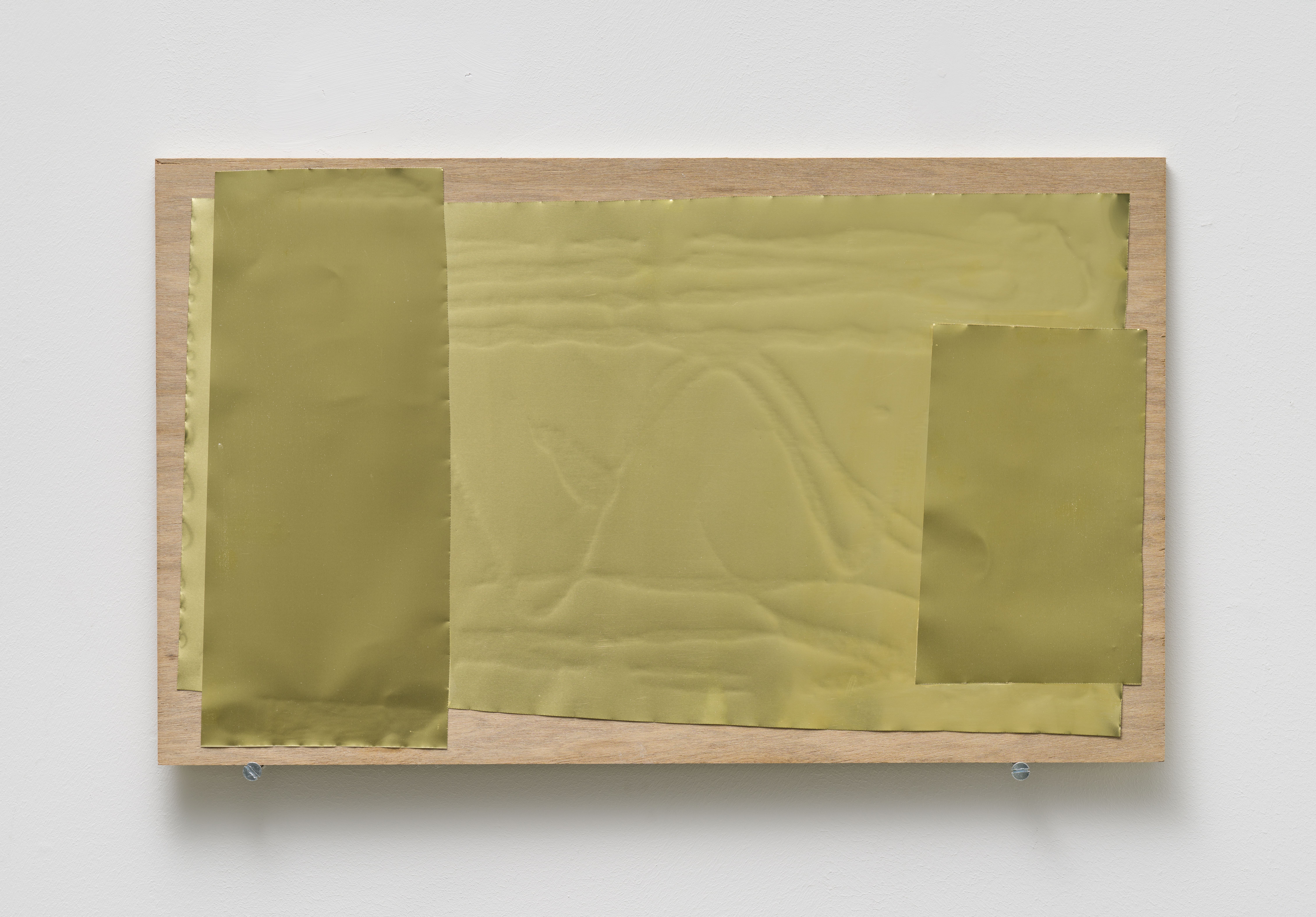 Scale, 2025, 합판 위에 황동판 콜라주, 150 x 30 x 0.8 cm