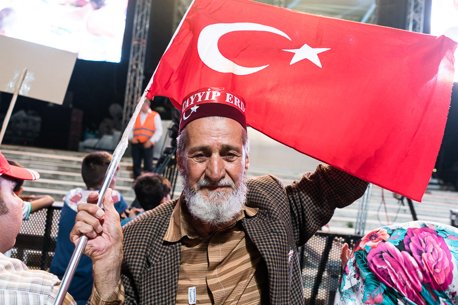 Istanbul, place Taksim. Rassemblement de soutien &agrave; Erdogan, deux semaines apr&egrave;s le coup d'&eacute;tat.