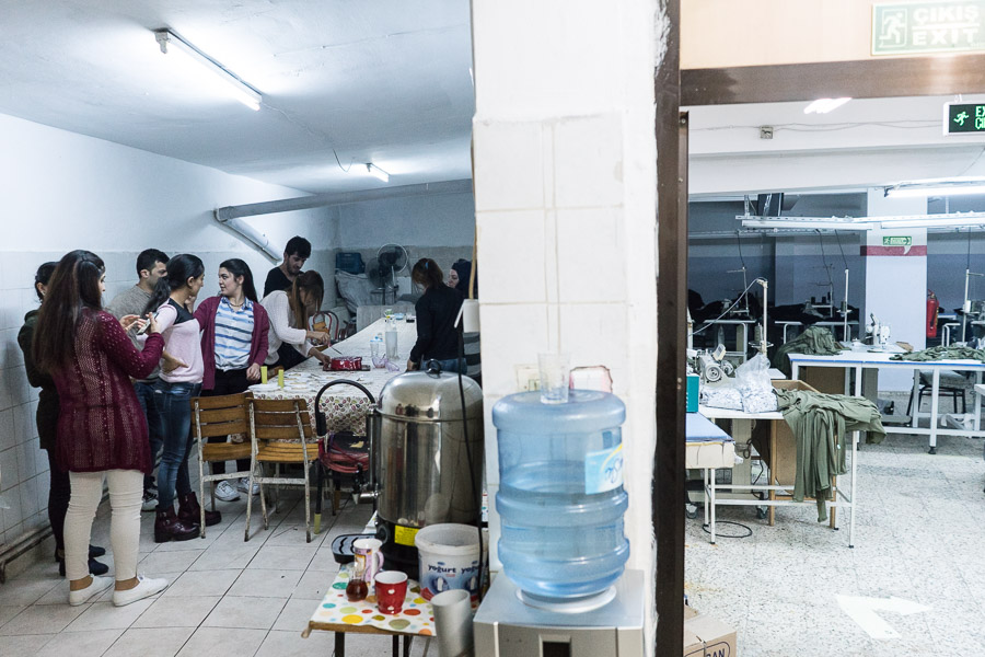Istanbul, quartier de Kanarya, Turquie. Cet atelier est &agrave; pignon sur rue. Si les conditions de travail y sont dures, les salaires sont au moins &eacute;gal au smic, 1000TL, et jusqu'&agrave; 3000TL pour les ouvriers les plus exp&eacute;riment&eacute;s. Le salaire est fixe, il est dans l'int&eacute;r&ecirc;t de tout le monde de produire vite. Les marques emploient cet atelier ont demand&eacute; au propri&eacute;taire d'arr&ecirc;ter d'embaucher des syriens qui ne disposent d'aucun statut l&eacute;gal. Mais 5 r&eacute;fugi&eacute;s continuent d'y travailler. "Sinon, que vont-ils faire ?!" s'exclame le patron. Ici, kurde de Syrie ou kurde Turquie, peu importe, seul compte la productivit&eacute;. Les journ&eacute;es sont longues, 10h de travail avec 1/2h de pause &agrave; midi et 1/4h &agrave; 10h et 16h. L'atelier est &eacute;galement un lieu de socialisation pour les r&eacute;fugi&eacute;s.