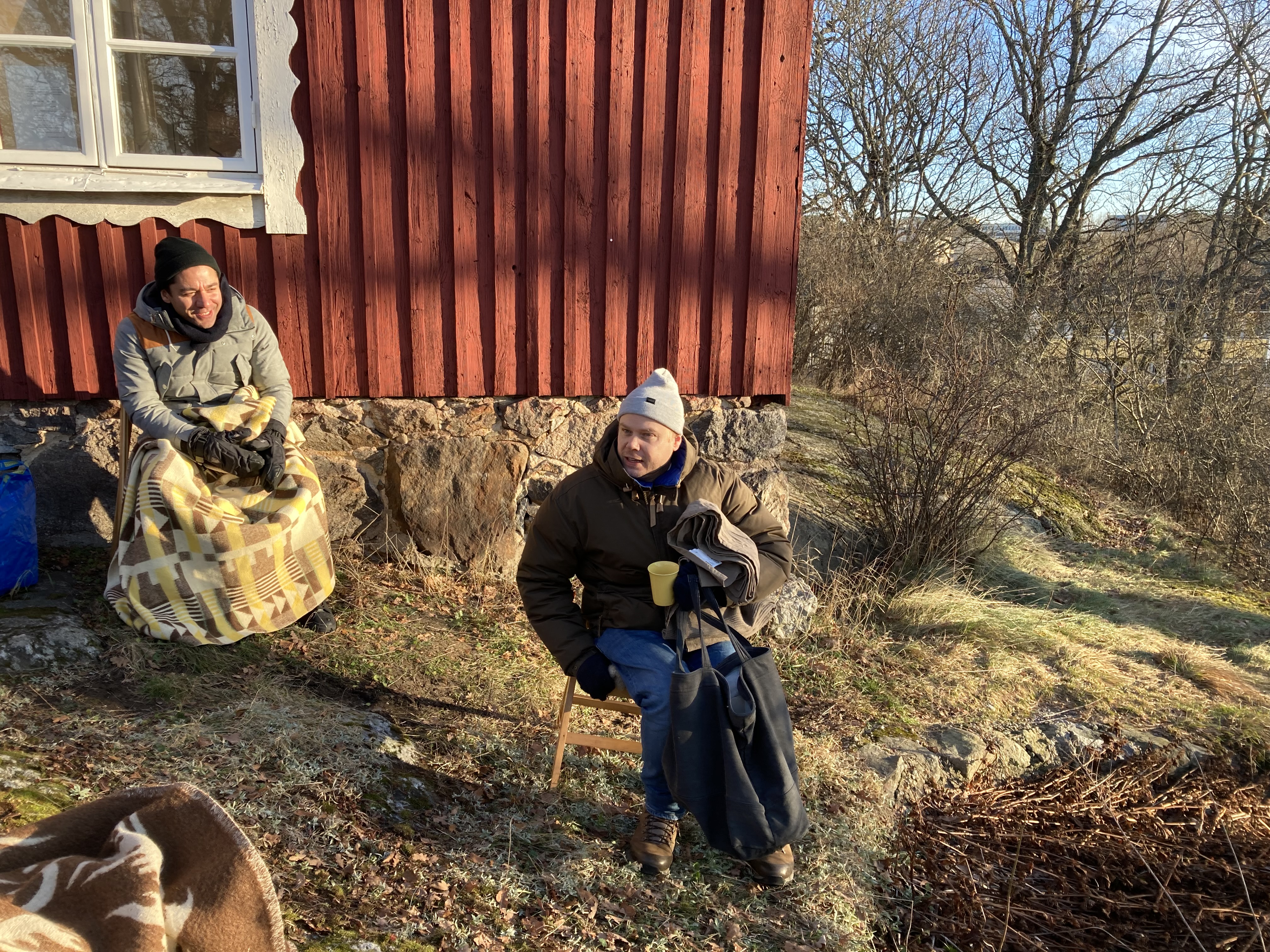 Högläsning av utkast för Brev till Skärholmen vid Orienteringsstugan i Sätra (i bild Zanyar Adami t.v. och Patrick Kretcheck t.h.). Foto: Stella d'Ailly