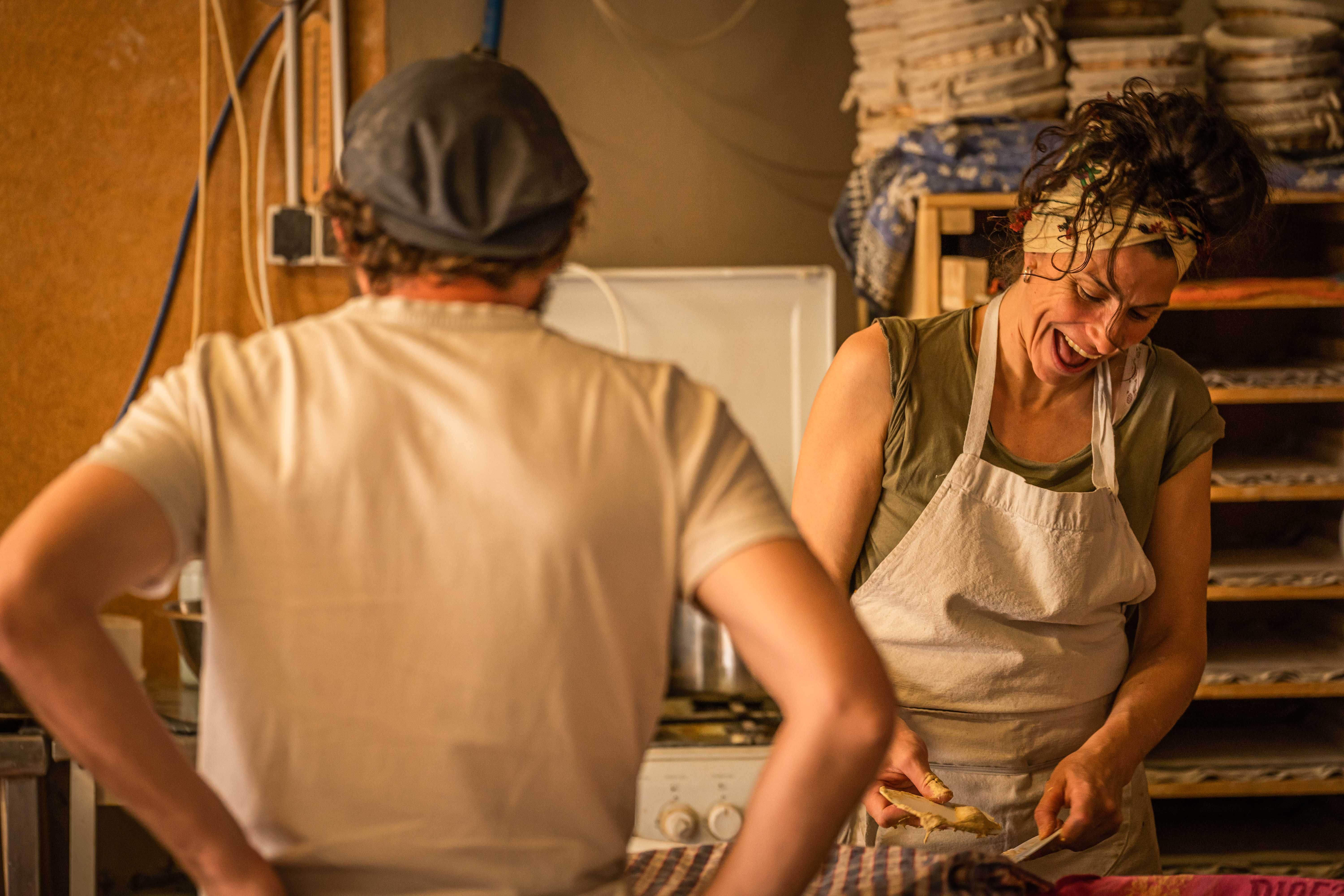 Au Fournil de Fabien, à quelques kilomètres de Perpignan, plusieurs boulangers ont développé leur propre activité. Caroline fait du pain depuis plus d’un an maintenant et va bientôt quitter ce lieu pour créer sa boulangerie. Dans ce fournil partagé, les boulangers en herbe s’essaient et développent leur savoir-faire. 