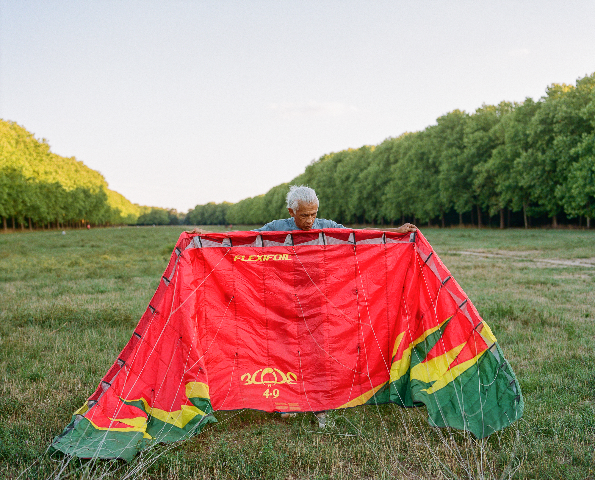 C. profite du couloir de vent généré par l'allée Royale pour s'adonner à la pratique du cerf-volant de traction, seul ou en groupe, août 2022