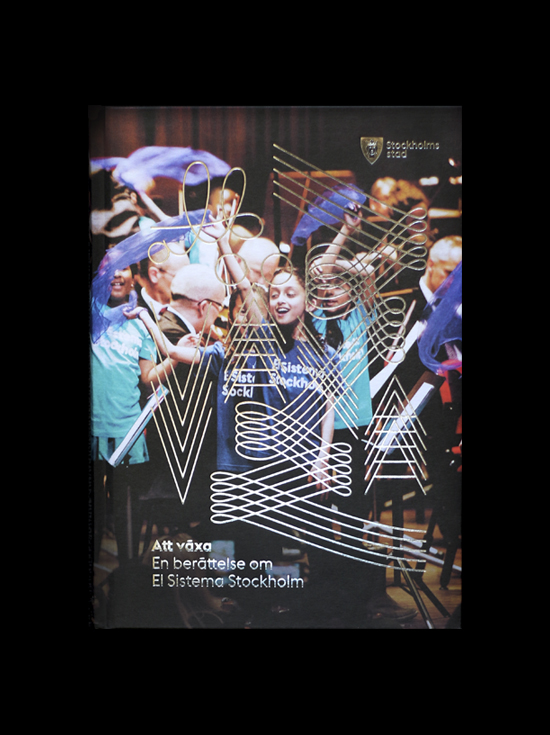 El Sistema Stockholm Ett projekt blev en verksamhet som blev en bok! El Sistema Stockholm är en orkester- och körverksamhet i några av Stockholms olika stadsdelar. Small World sätter det i ord, form och bild. 2016 tog vi sången, musicerandet och all mänsklig värme som finns i El Sistema Stockholm och tryckte in det i denna finfina bok. Bra grejer!