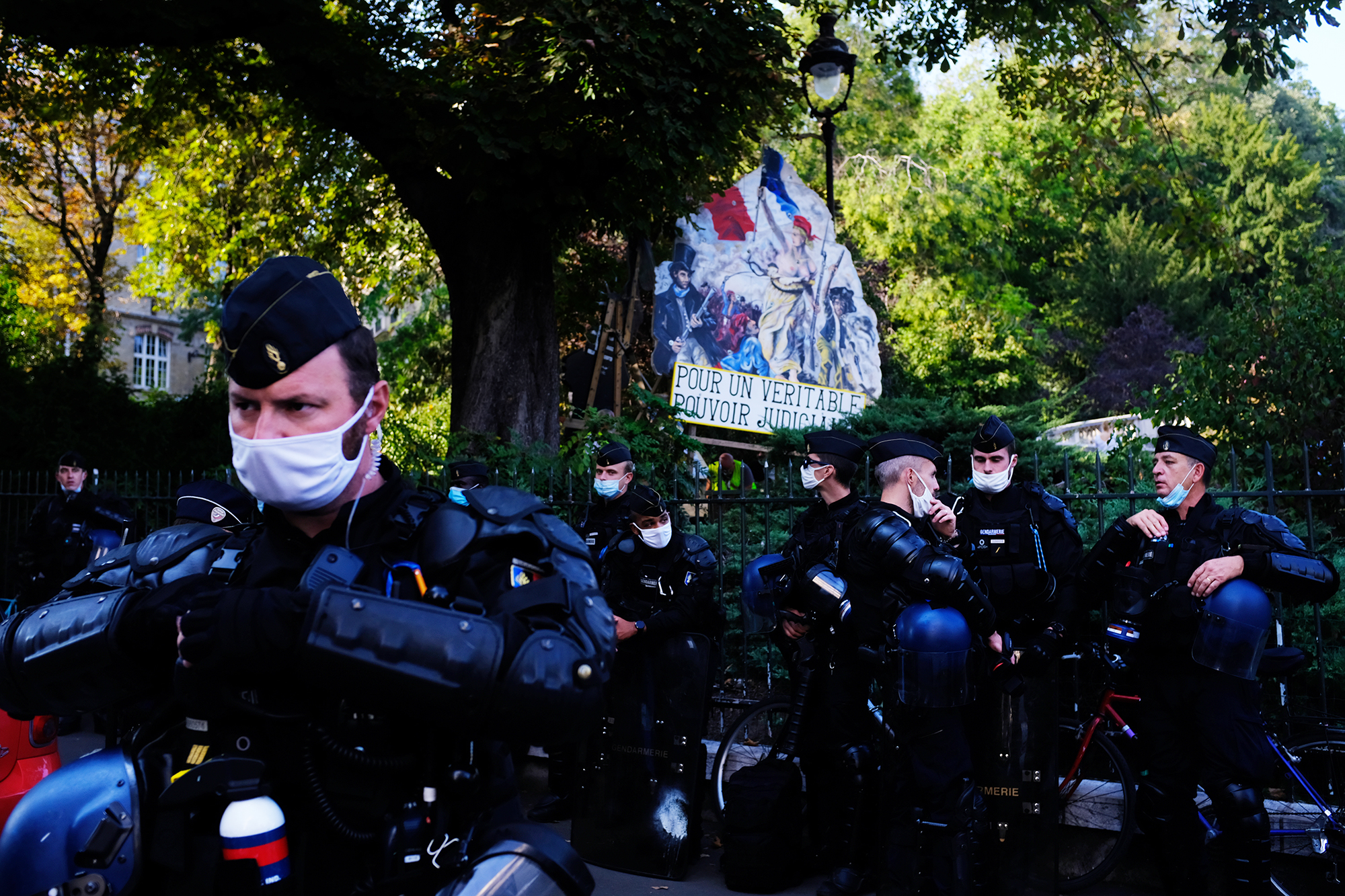 Philippe-Sarfati-reportage-photography-photographer-street-documentary-photojournalism-photojournalist-demonstration-training-paris-montmartre-france-policemen-crs-mask-covid-marianne-painting-park-pour-un-veritable-pouvoir-judiciaire-painting