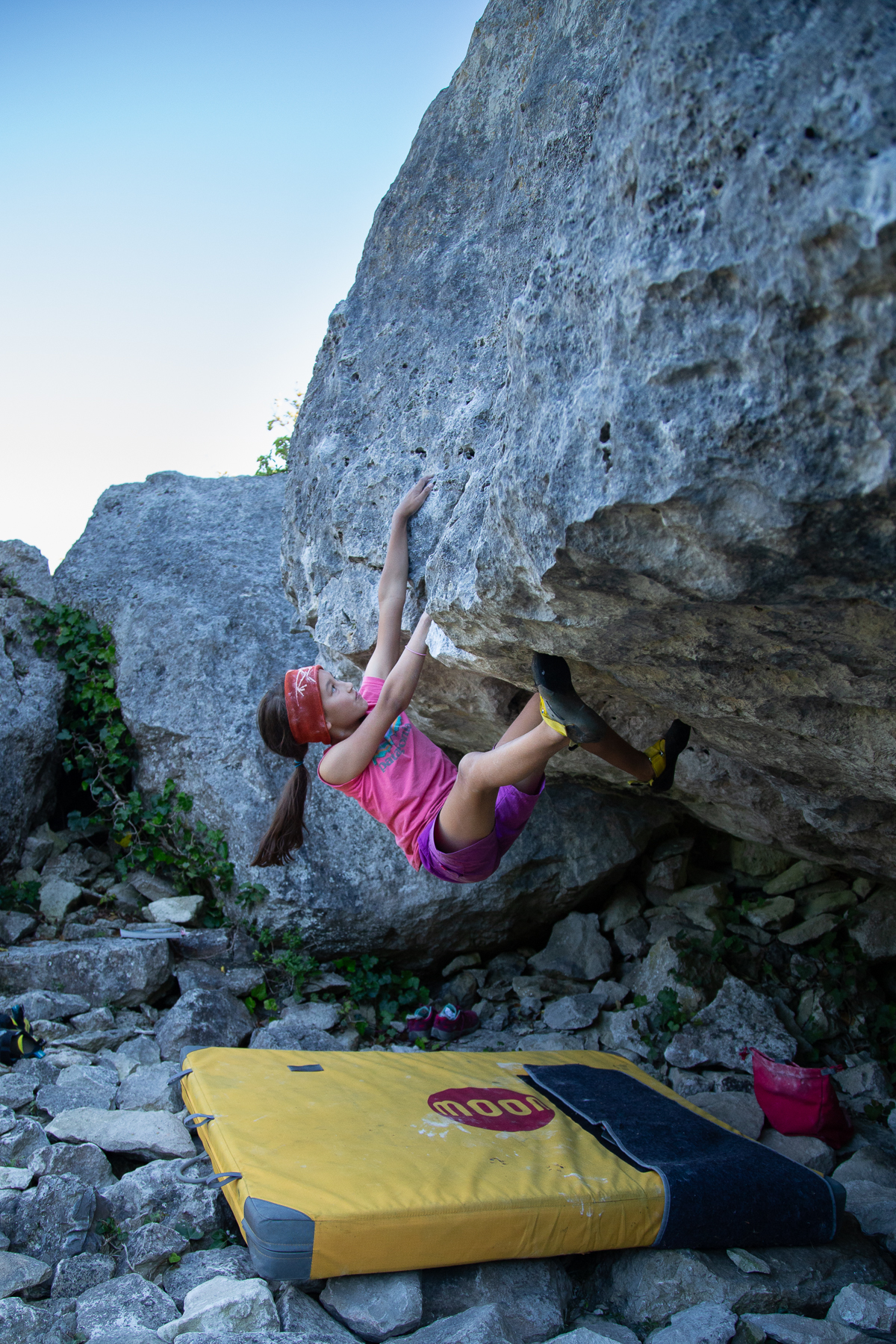Rose Merrett bouldering &ldquo;Split Lip&rdquo; 7a+, Lip Boulder, Portland, UK, 2020