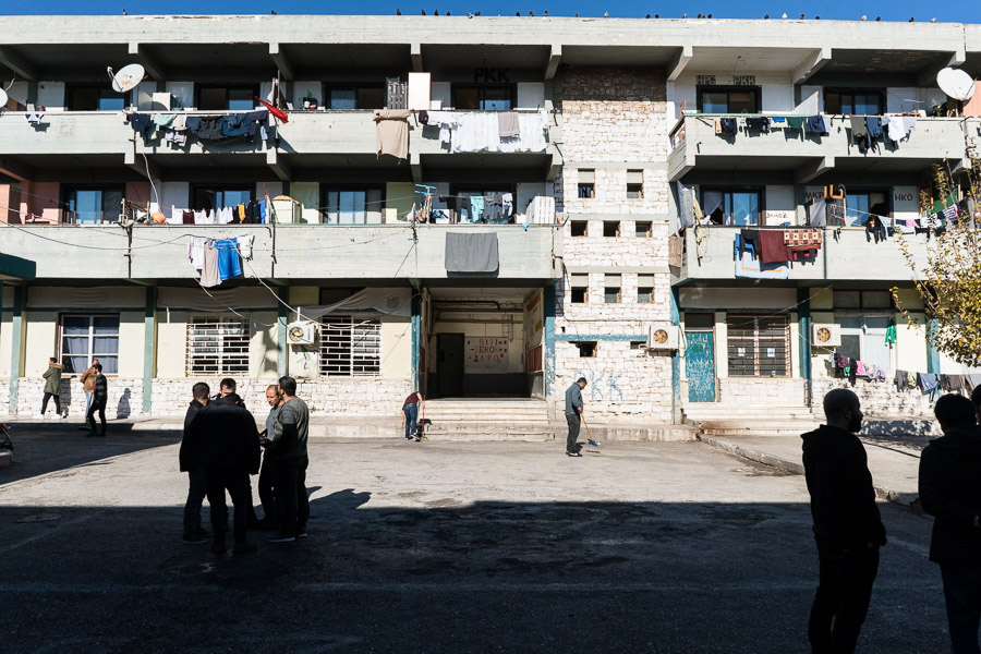 Les habitants du camp choisissent les repr&eacute;sentants qui organisent ensuite la vie quotidienne, notamment les corv&eacute;es de m&eacute;nage, de pain...