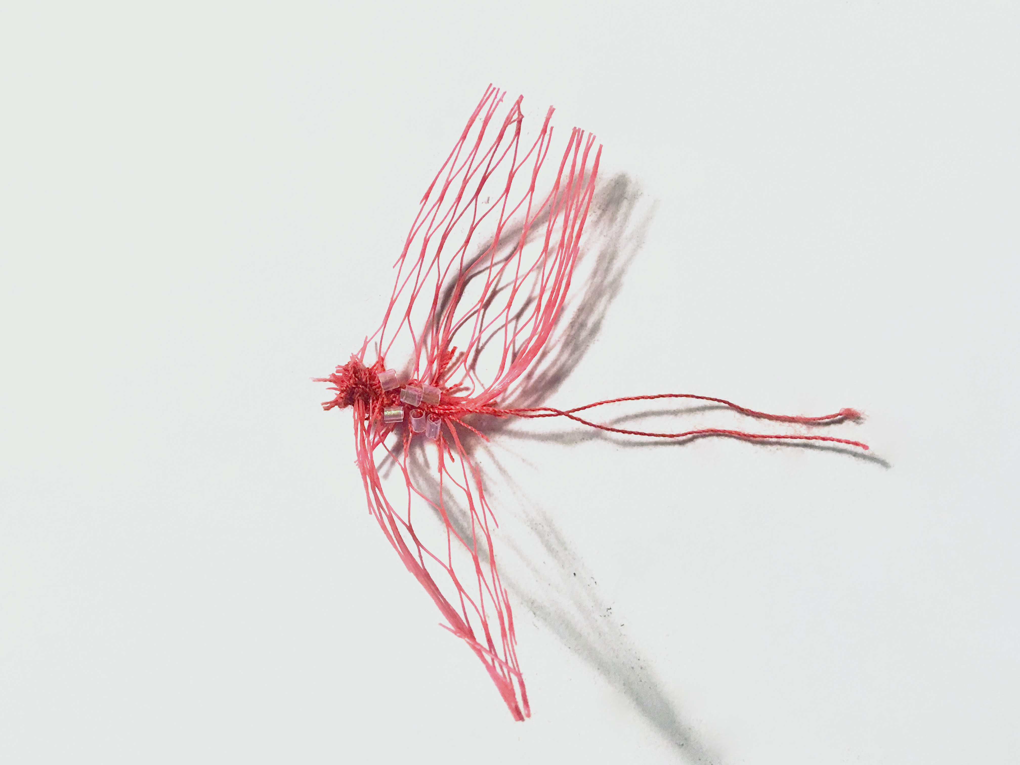 installation contemporaine insitu faite de mat&eacute;riaux recycl&eacute;s ressemblant &agrave; des insectes  par Sonia Reboul - Contemporary installation made of recycled material looking like insects 