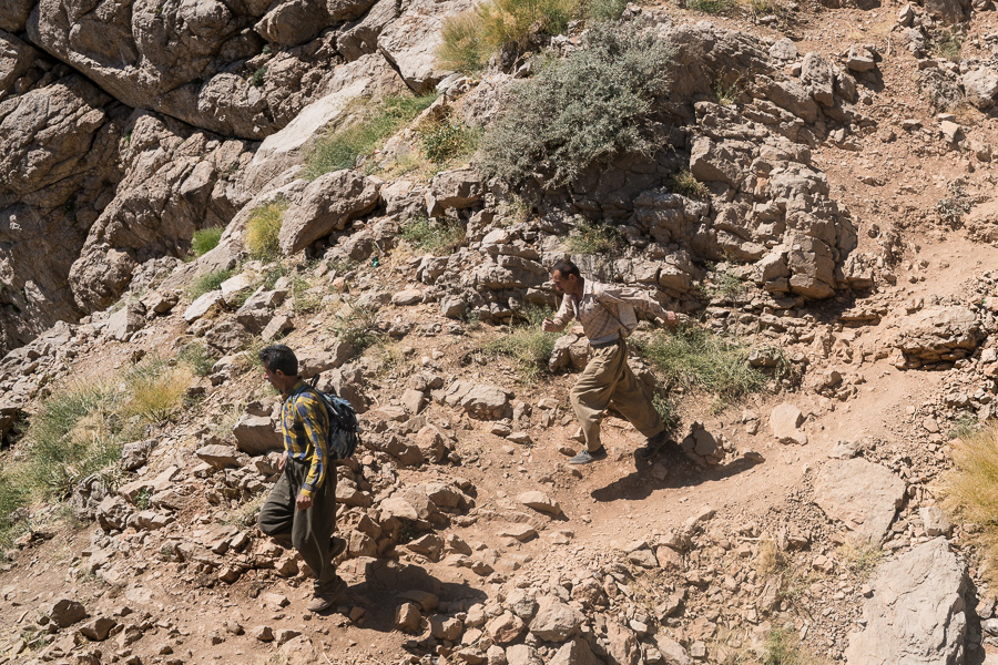 R&eacute;gion de Hewraman, Kurdistan e rojhelat (Iran), &eacute;t&eacute; 2019.  Ces kolbers se d&eacute;valent la montagne pour aller chercher des marchandises en Irak. Ils reviendront pendant la nuit.