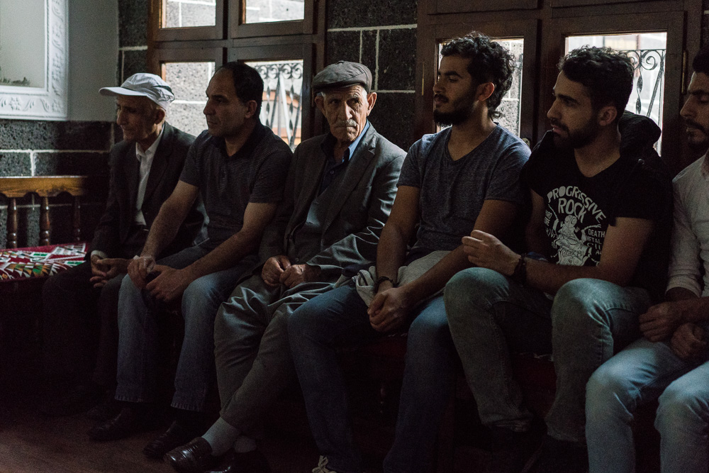 Diyarbakir, Deng bej evi. Les dengbej sont l'&eacute;quivalent kurde des bardes, des griots. De g&eacute;n&eacute;ration en g&eacute;n&eacute;ration,ils se transmettent des chants qui sont parfois des &eacute;pop&eacute;es, et retracent l'Histoire et les histoires des Kurdes, r&eacute;gion par r&eacute;gion. Certains agha (seigneurs) embauch(ai)ent des dengbej pour chanter leurs louanges. Ils conservent vivante une partie de l'importante m&eacute;moire orale kurde.