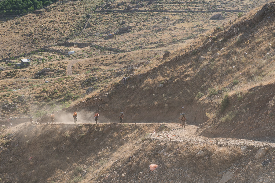 R&eacute;gion de Hewraman, Kurdistan e rojhelat (Iran), &eacute;t&eacute; 2019.  Les kolbars reviennent d'Irak.