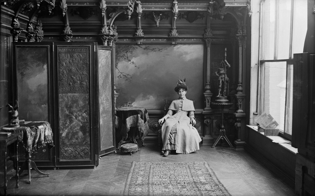 Wm. Notman & Son, Annie G. McDougall dans le studio de Notman, Montréal, 1888, Musée McCord, MP-1974.133.46 Wm. Notman & Son, Annie G. McDougall in Notman’s studio, Montreal, 1888, McCord Museum, MP-1974.133.46