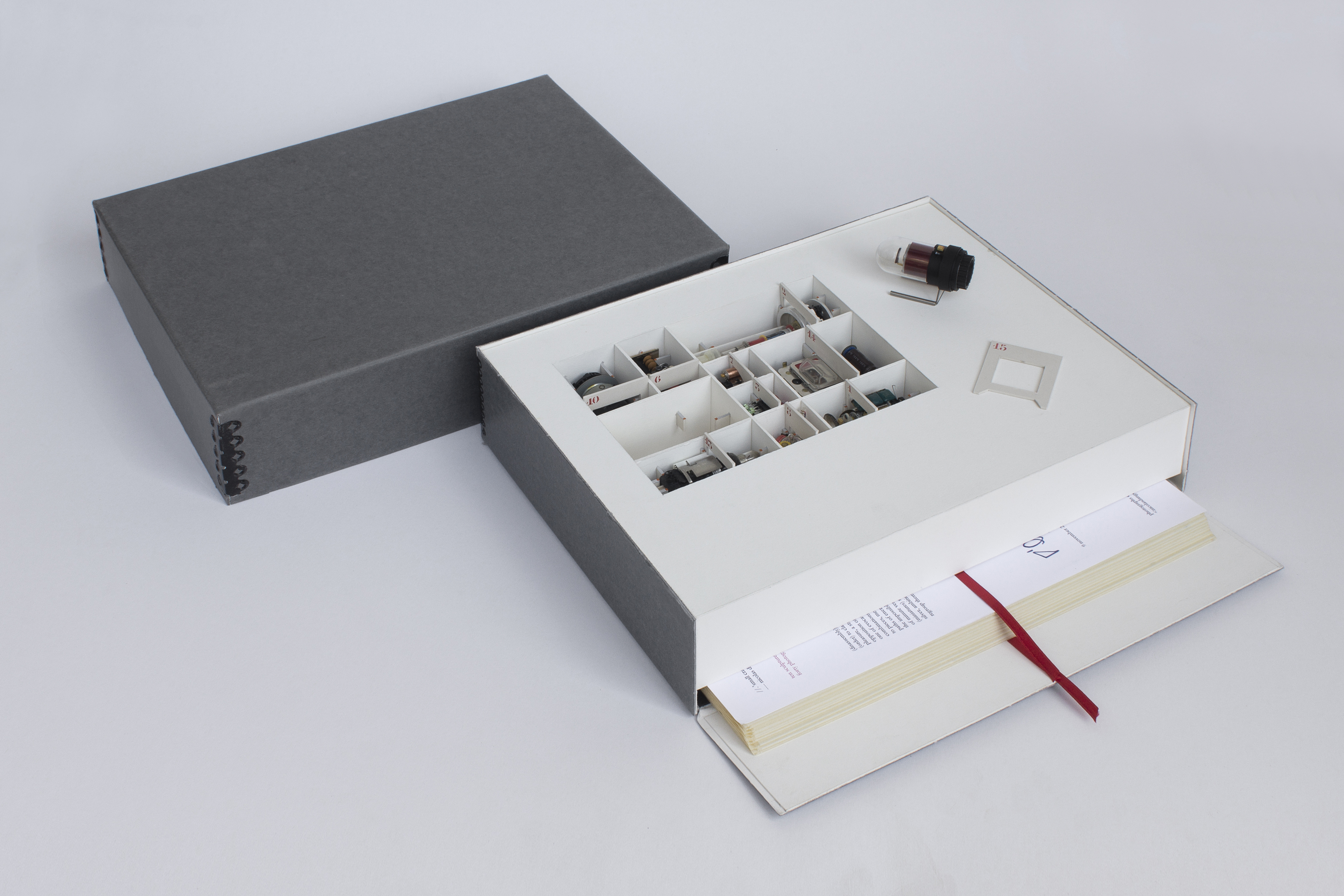 'caja', caja de archivo de carton intervenida, certificado, diez construcciones y cuarenta fotografias