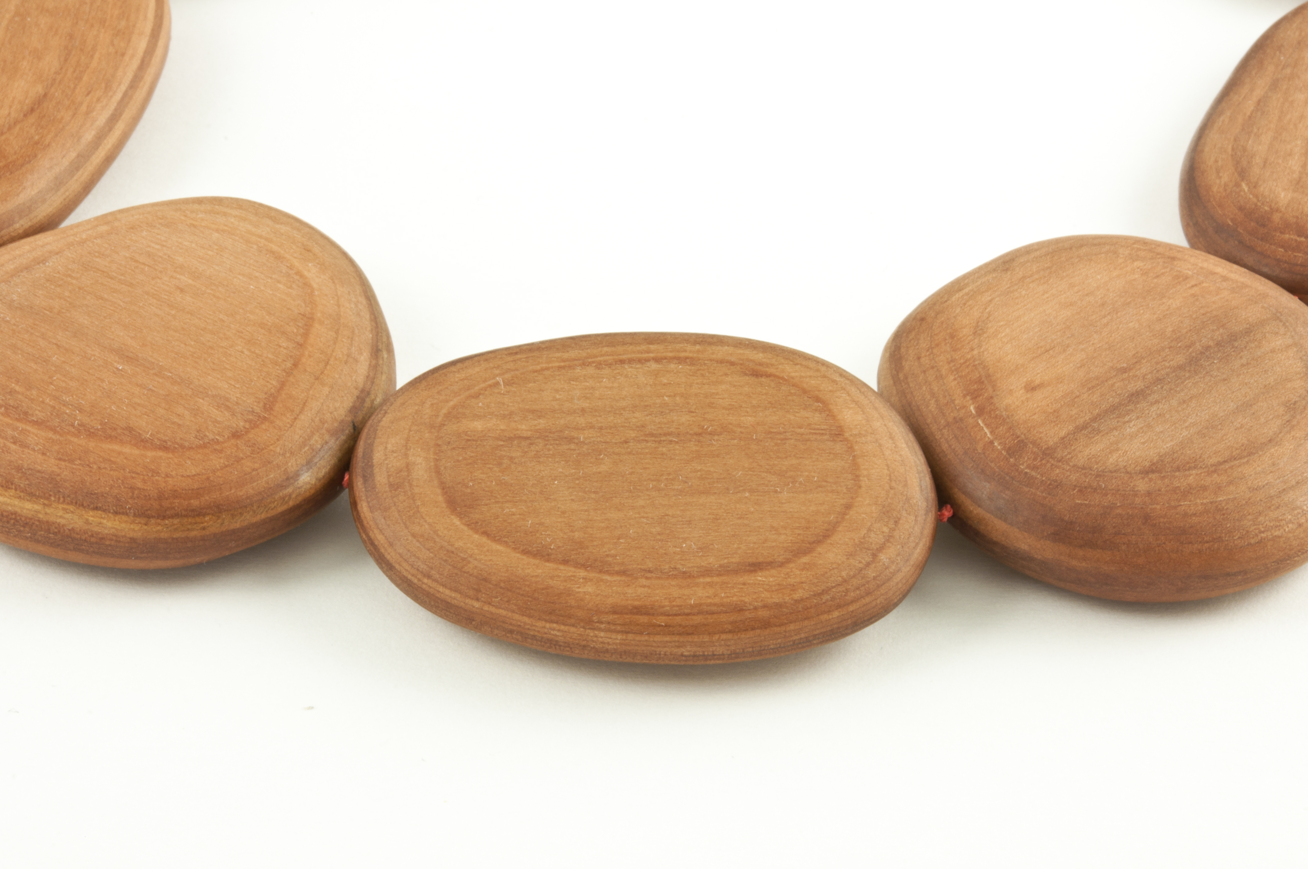 im Fluss | necklace | 2019 | cherry wood, magnet, thread