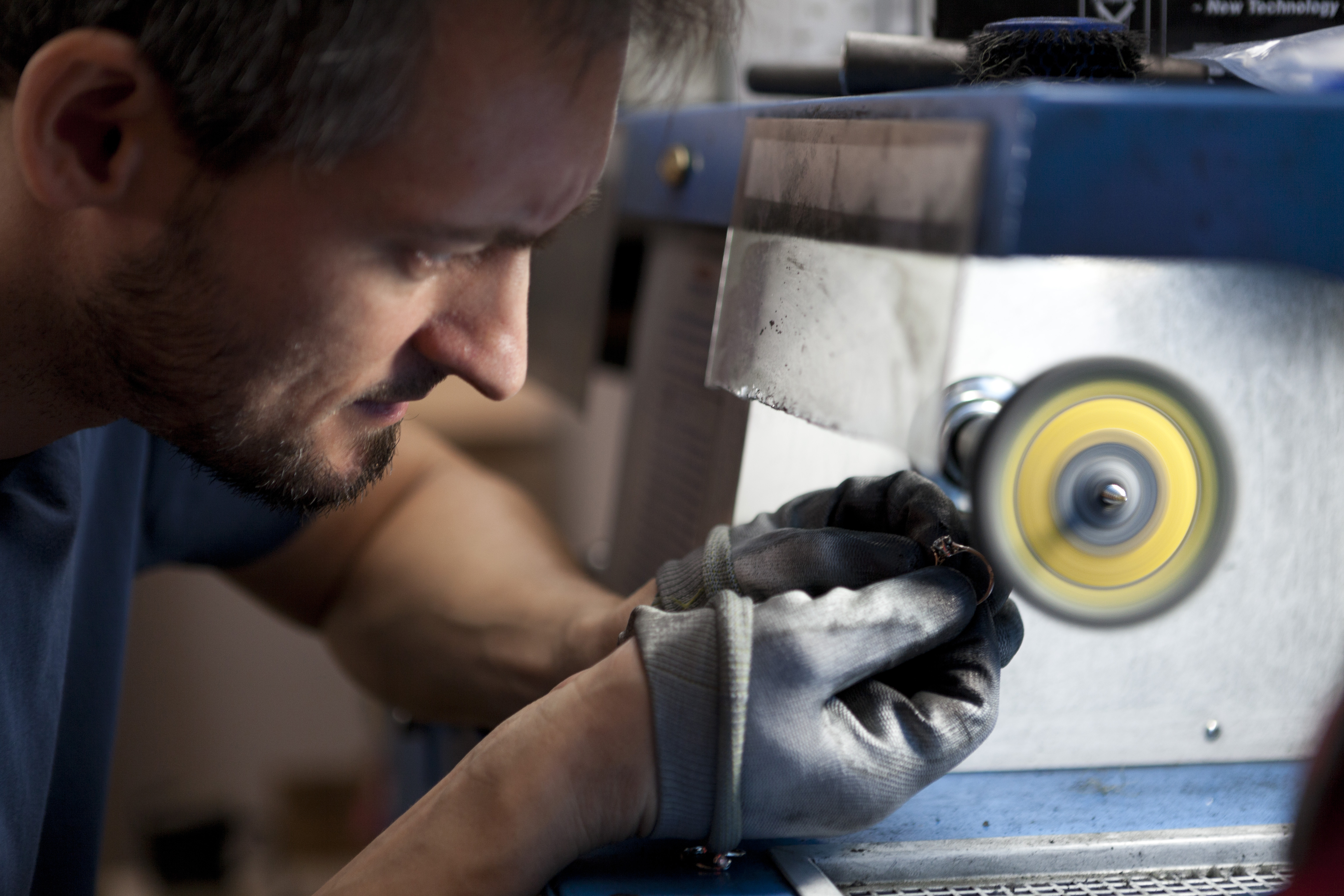 Professzionális portré fotózás műhelyben ékszerkészítés