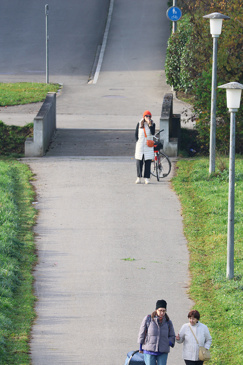Morgens kreuzen sich zwei Gespr&auml;che: Eine Frau parkiert zum Telefonieren das Velo, zwei andere reden im Gehen weiter.