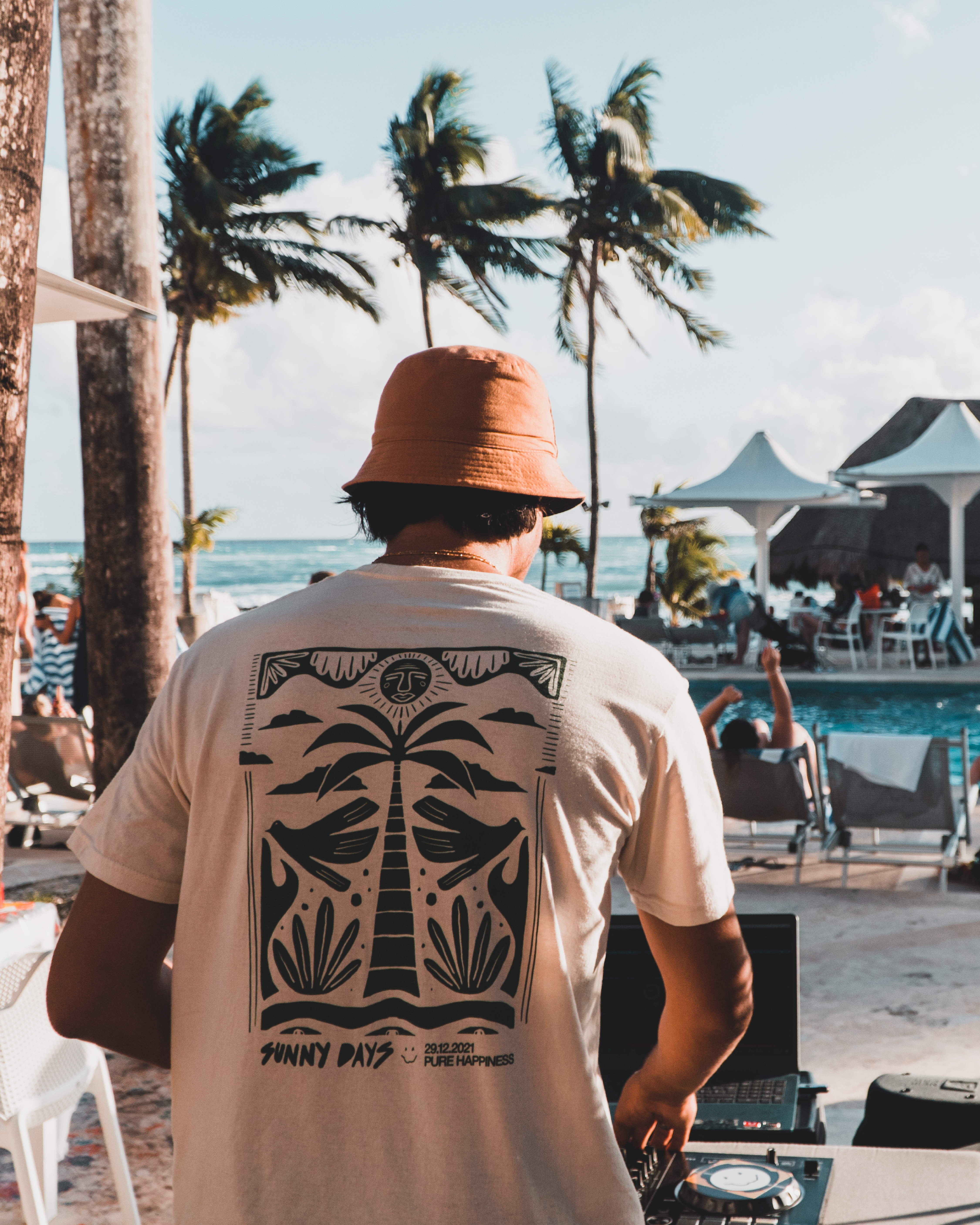 ︎ PURE HAPPINESS / GRAPHIC ARTWORK + BRANDING